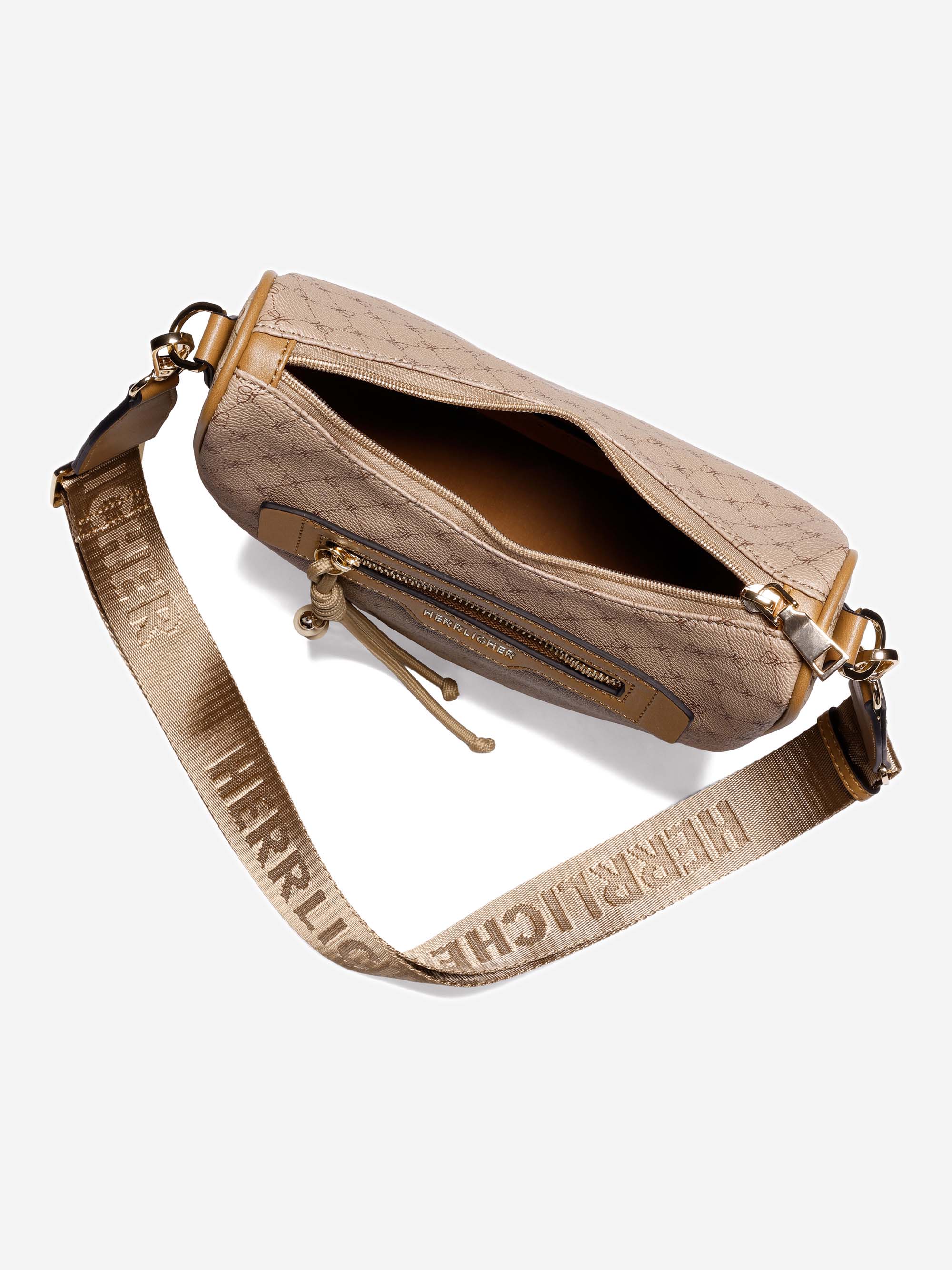 Eine beigefarbene Crossbody-Tasche mit einem Hauptfach mit Reißverschluss, einem Reißverschlussfach auf der Vorderseite und einem verstellbaren Riemen mit dem Markennamen HIER HLCH. Die Tasche hat goldene Beschläge und ein strukturiertes Muster.