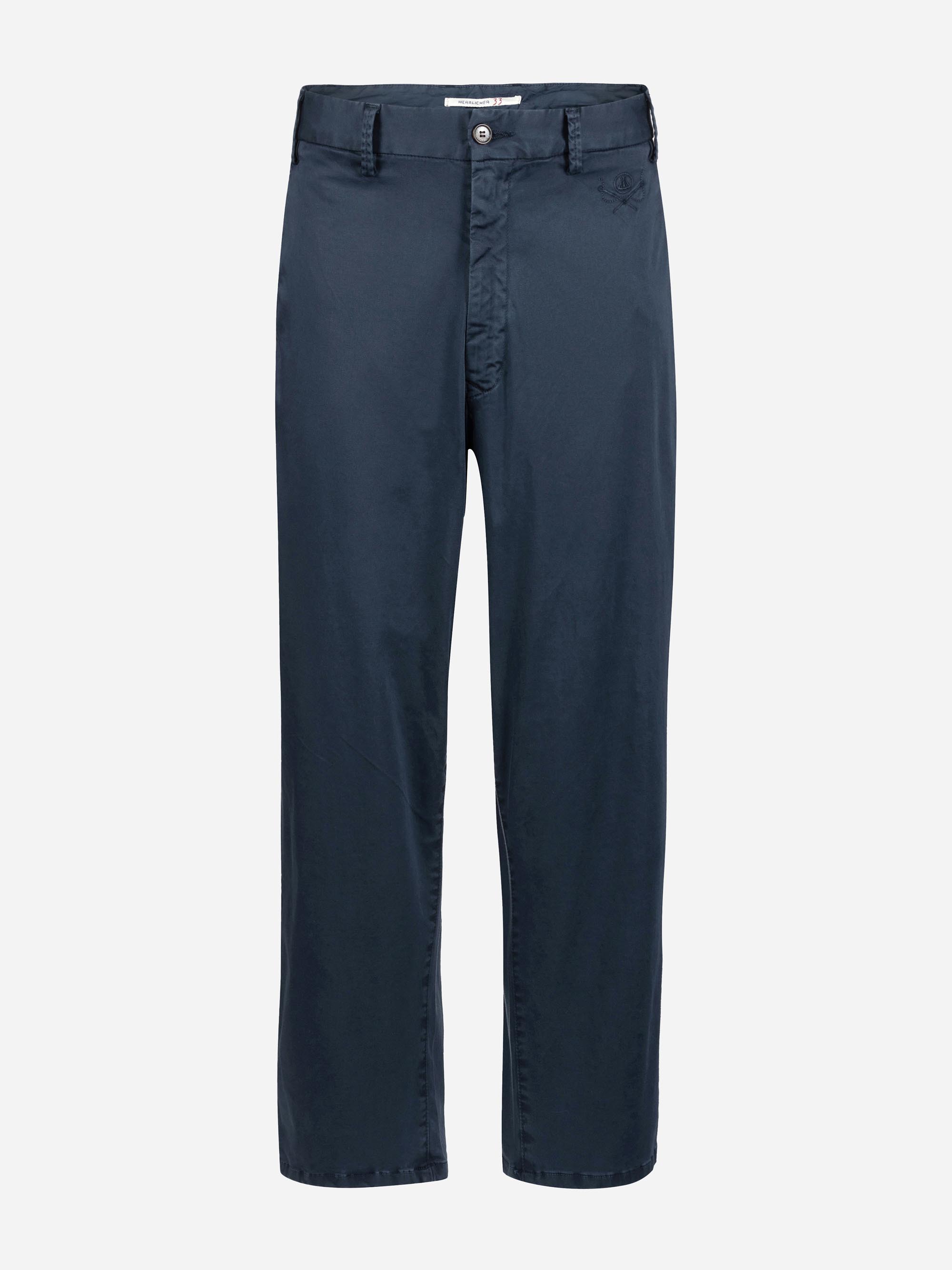 Marineblaue Chinohose mit geradem Bein, Knopf- und Reißverschluss am Hosenschlitz, Gürtelschlaufen und Seitentaschen, auf weißem Hintergrund.