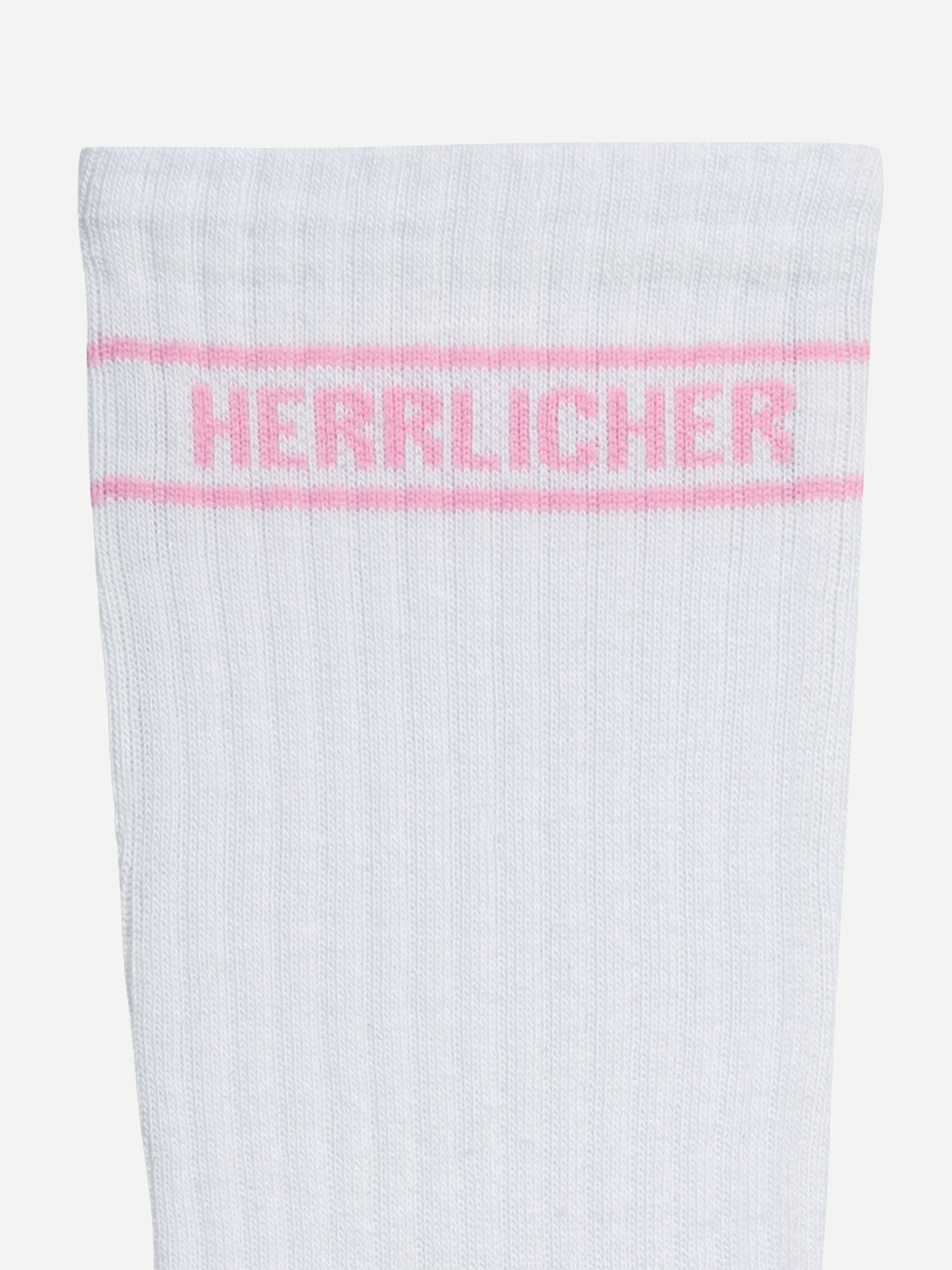 Nahaufnahme des oberen Teils einer weißen gerippten Socke mit einem rosafarbenen Streifen und dem Wort HERRLICHER in rosafarbener Schrift über dem Bündchen.