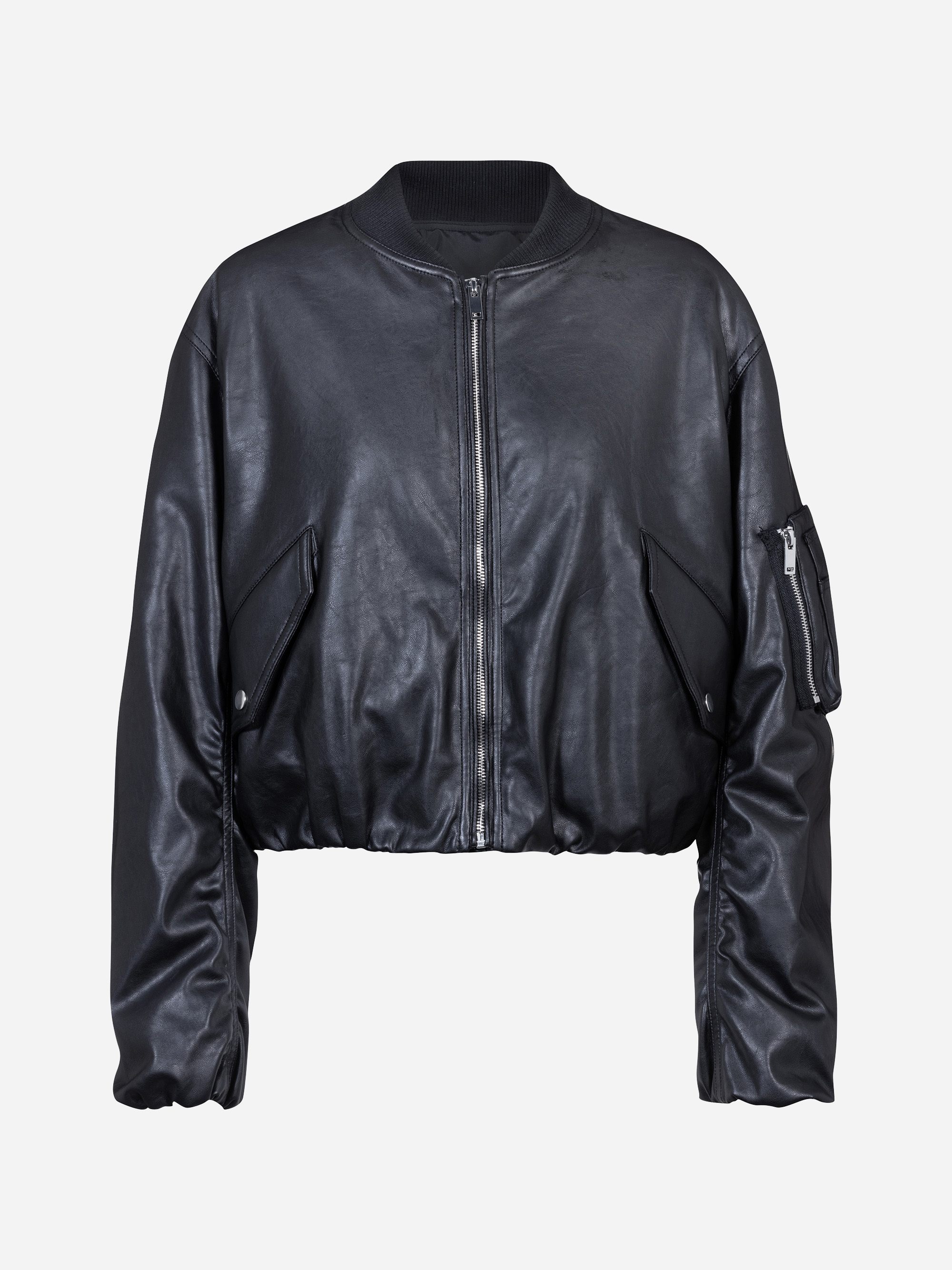 Schwarze Lederbomberjacke mit Frontreißverschluss, geripptem Kragen, zwei Vordertaschen mit Klappen und einer Reißverschlusstasche am linken Ärmel, dargestellt auf einem schlichten hellen Hintergrund.