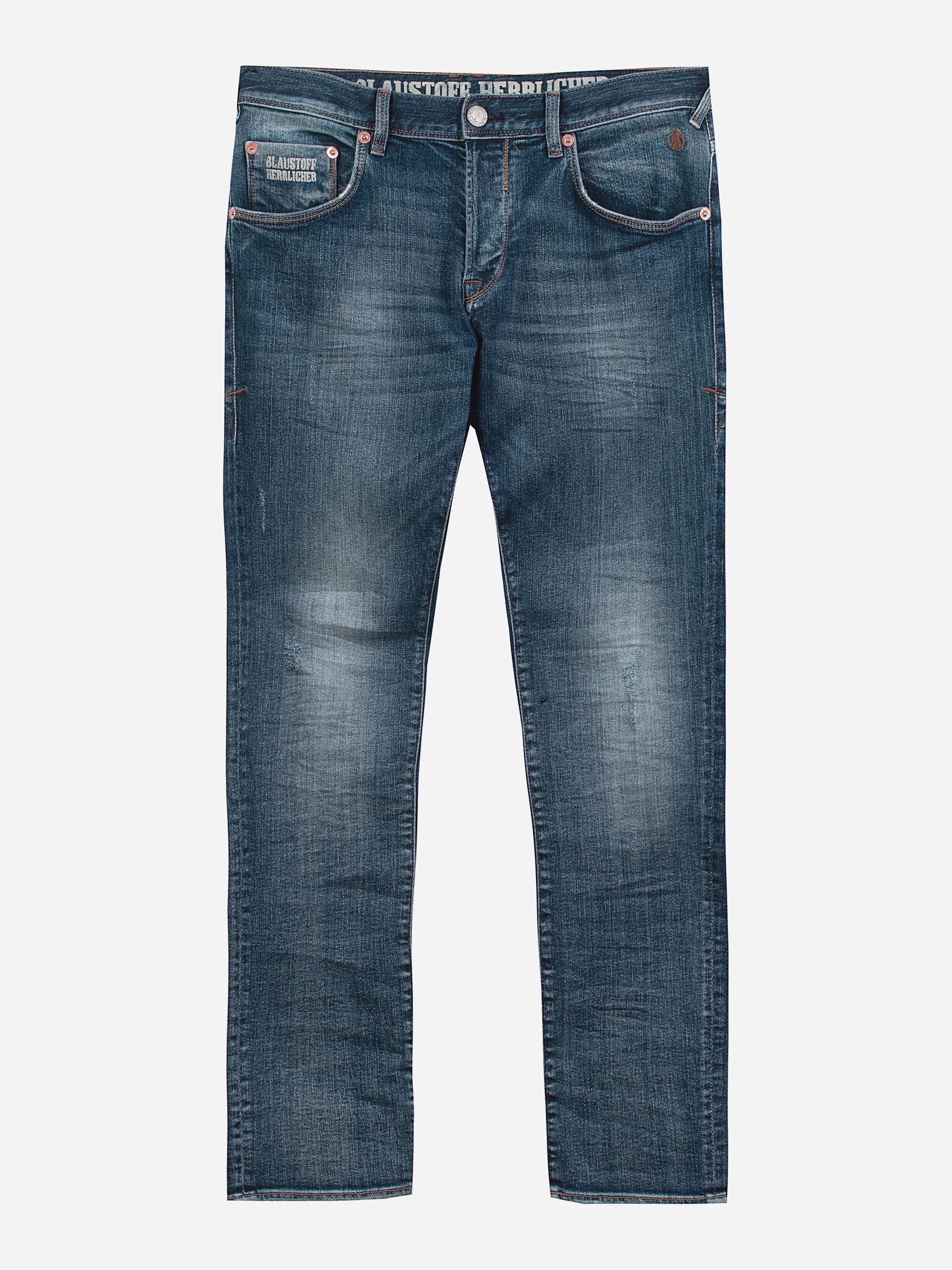 Ein Paar blaue Denim-Jeans mit leicht verblichenem und abgenutztem Look, mit fünf Taschen und kupfernen Nieten, flach auf weißem Hintergrund.