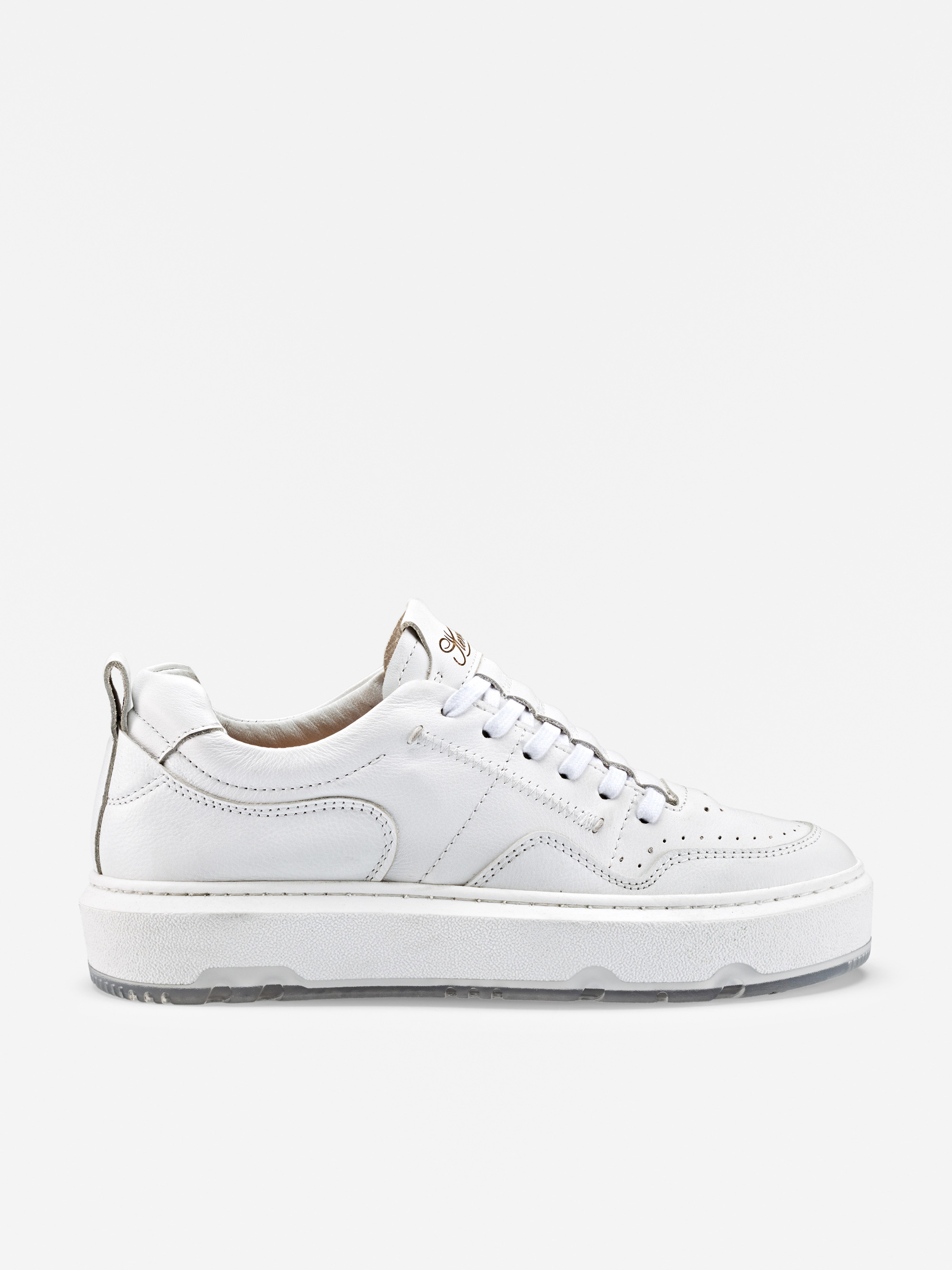 Ein weißer Low-Top-Sneaker mit weißen Schnürsenkeln, Nahtdetails, einer strukturierten Sohle und einer Zuglasche an der Ferse auf einem einfarbig weißen Hintergrund.