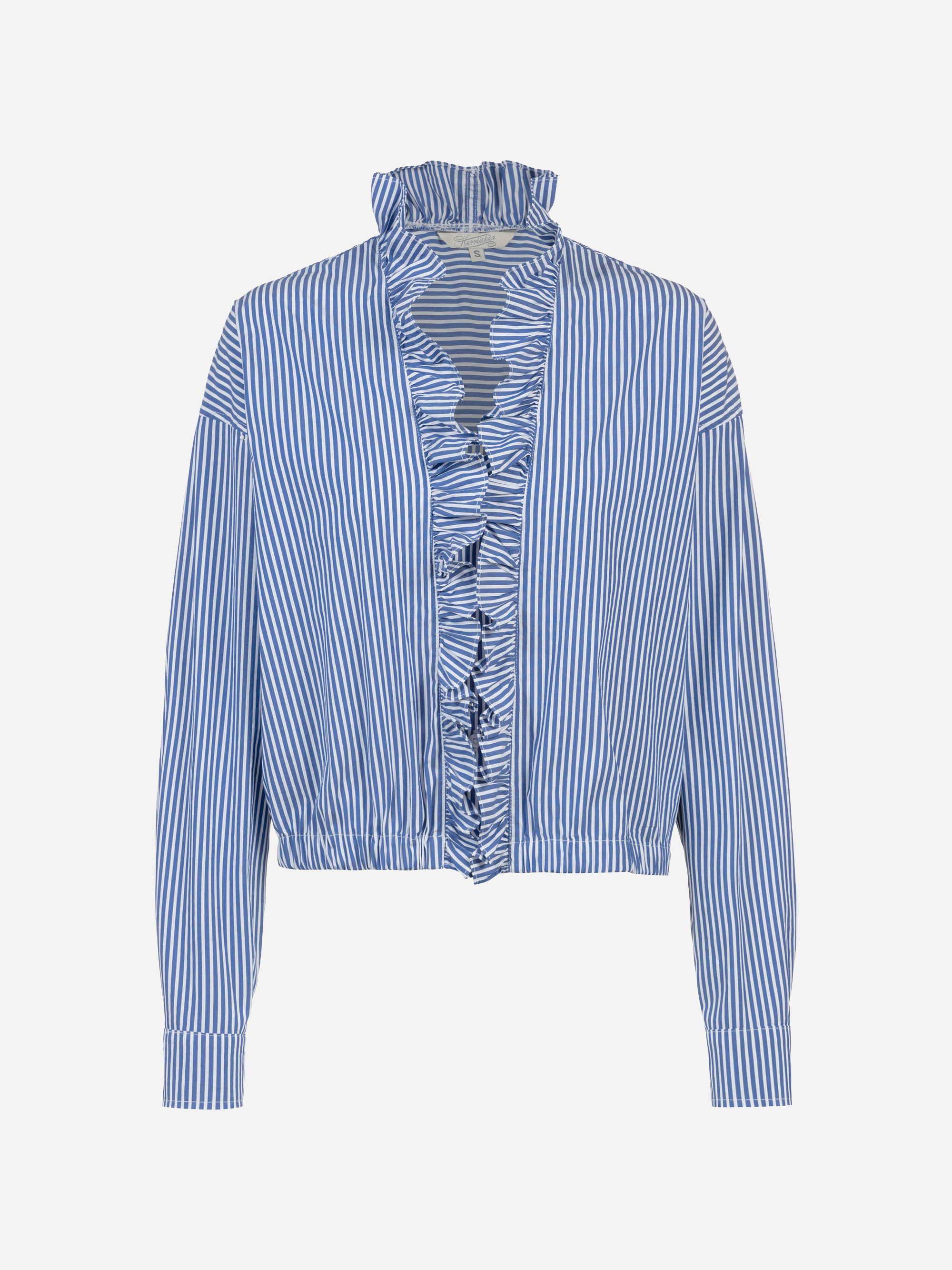 Eine blau-weiß vertikal gestreifte Bluse mit langen Ärmeln, einem gerüschten hohen Kragen und einer gerüschten Borte entlang der geknöpften Vorderseite.