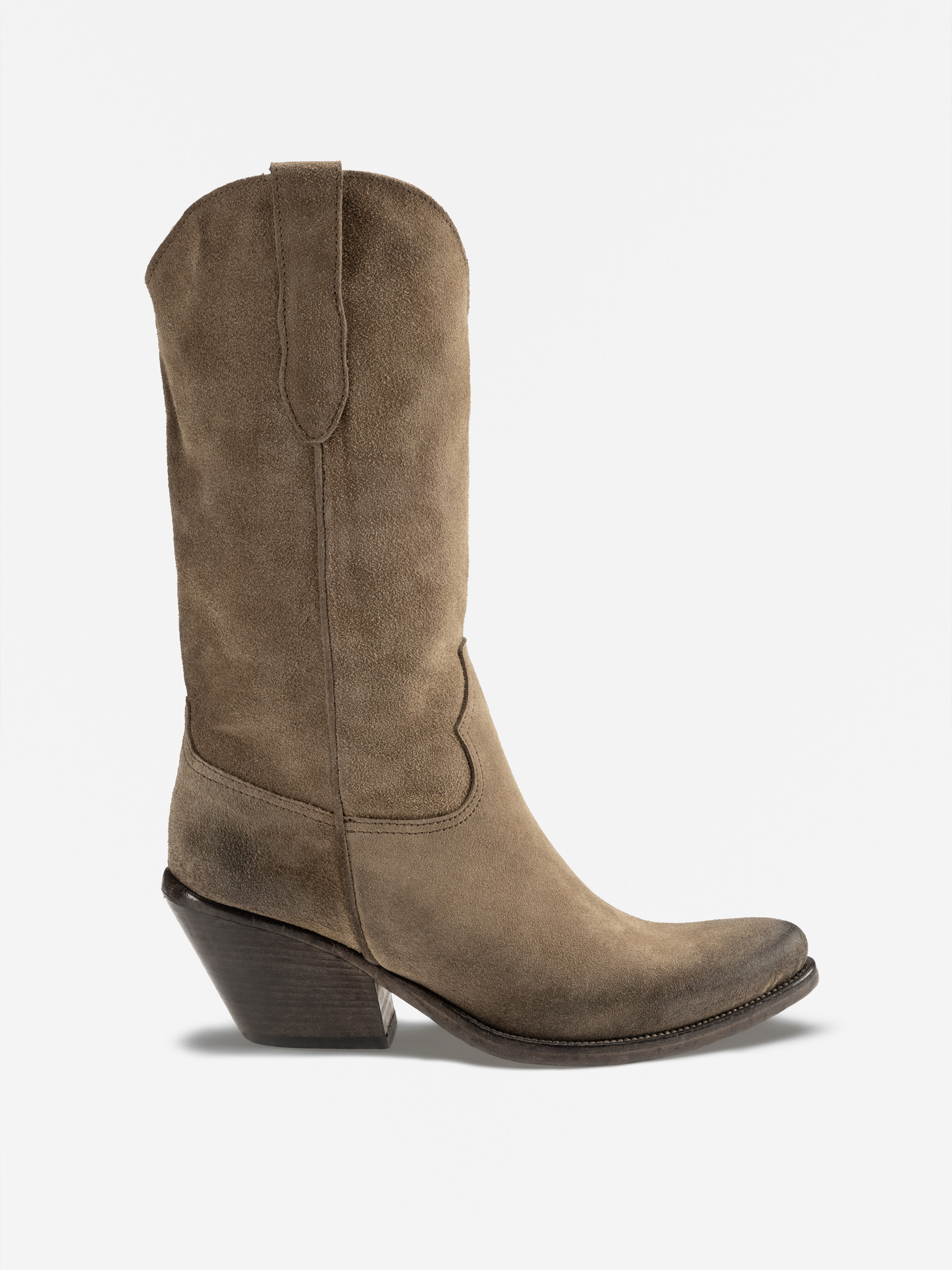 Ein einzelner brauner Cowboystiefel aus Wildleder mit mittellangem Schaft, abgerundeter Spitze, schrägem Stapelabsatz und seitlicher Zuglasche, dargestellt auf einem schlichten weißen Hintergrund.