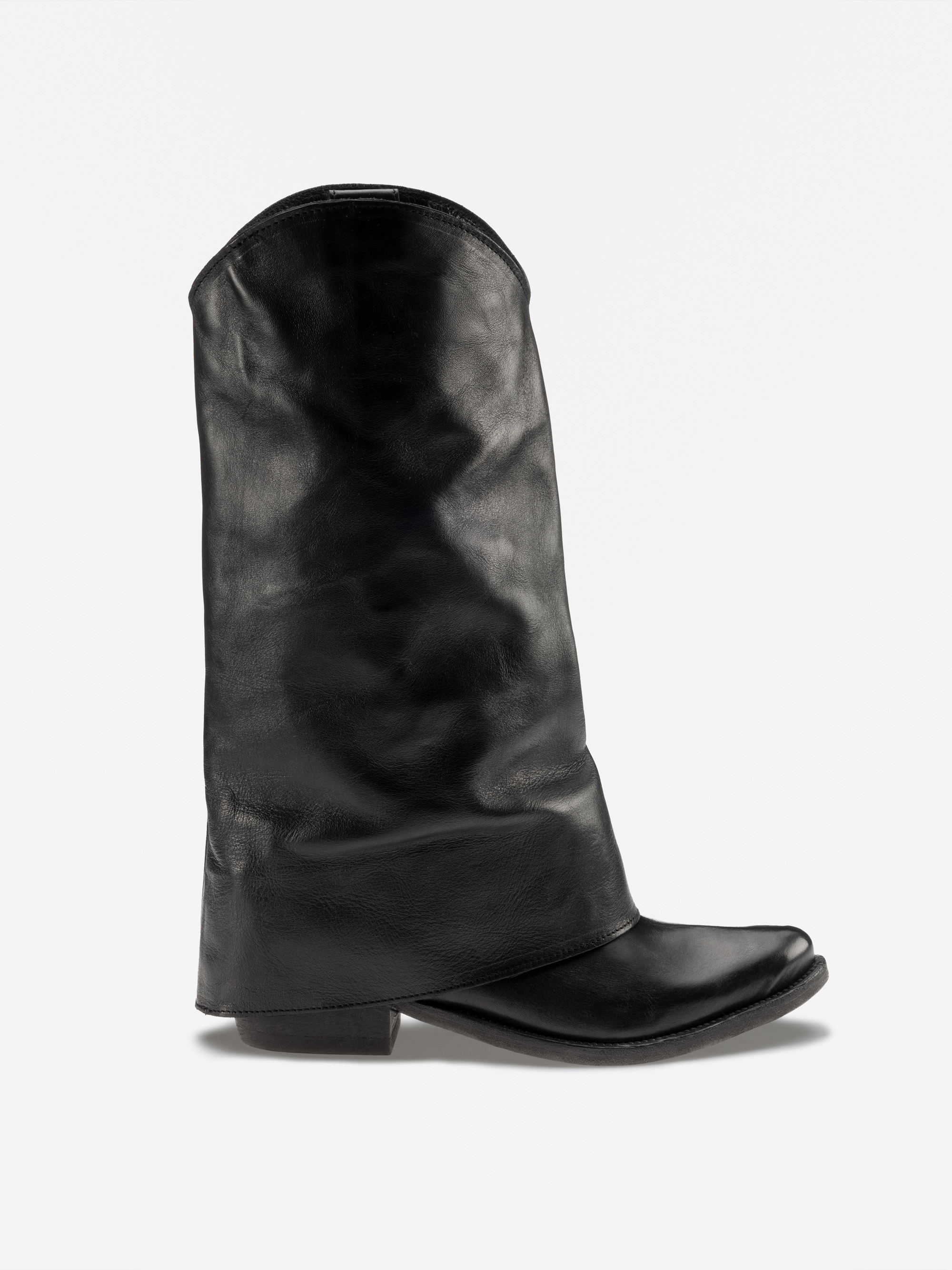 Ein einzelner schwarzer Lederstiefel mit lockerem Schaft und leicht spitzer Schuhspitze, von der Seite vor einem schlichten weißen Hintergrund fotografiert.