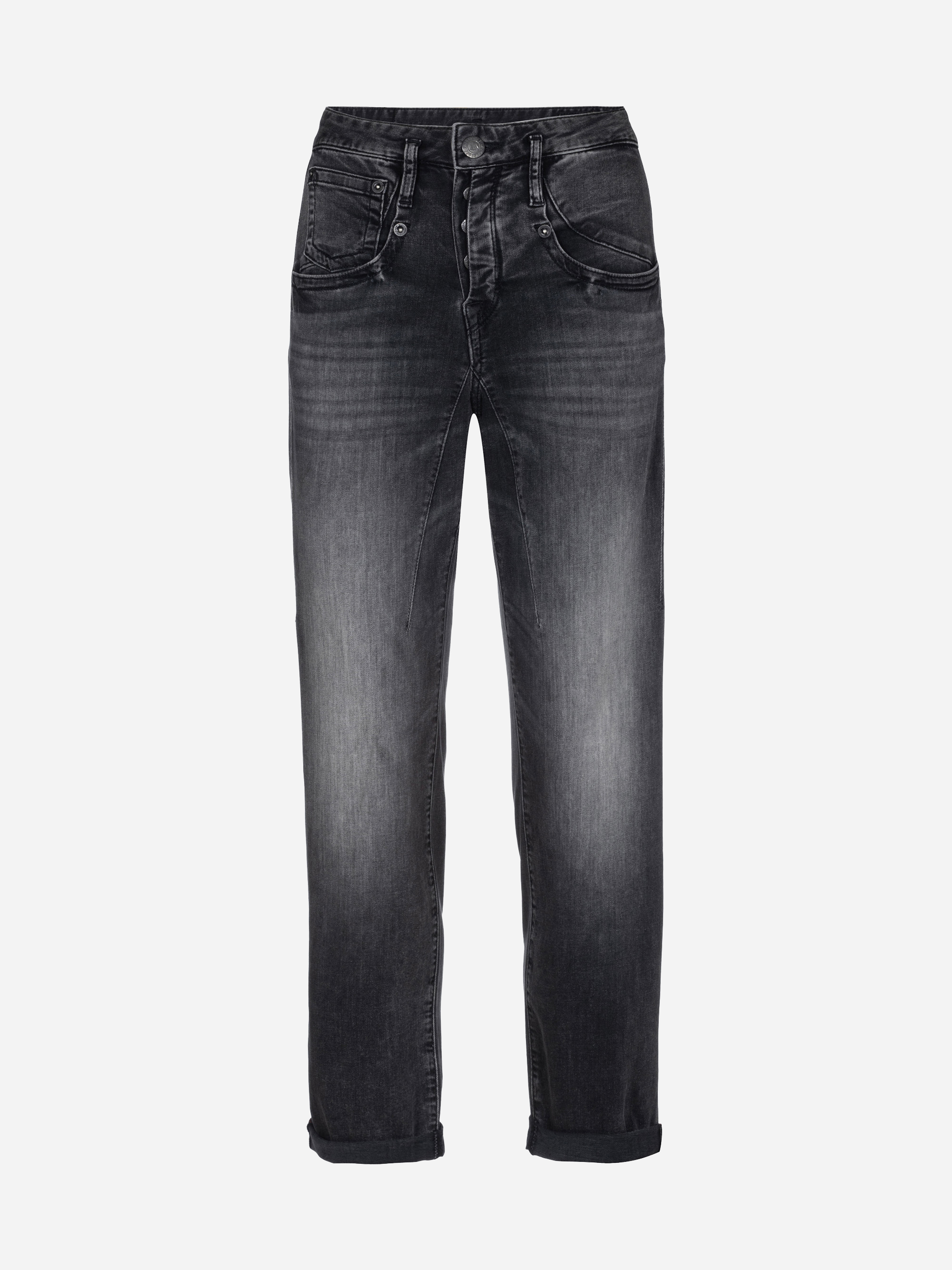 Ein Paar schwarzer, gewaschener Denim-Jeans mit Knopfleiste, Vorder- und Gesäßtaschen und aufgerollten Manschetten auf weißem Hintergrund.