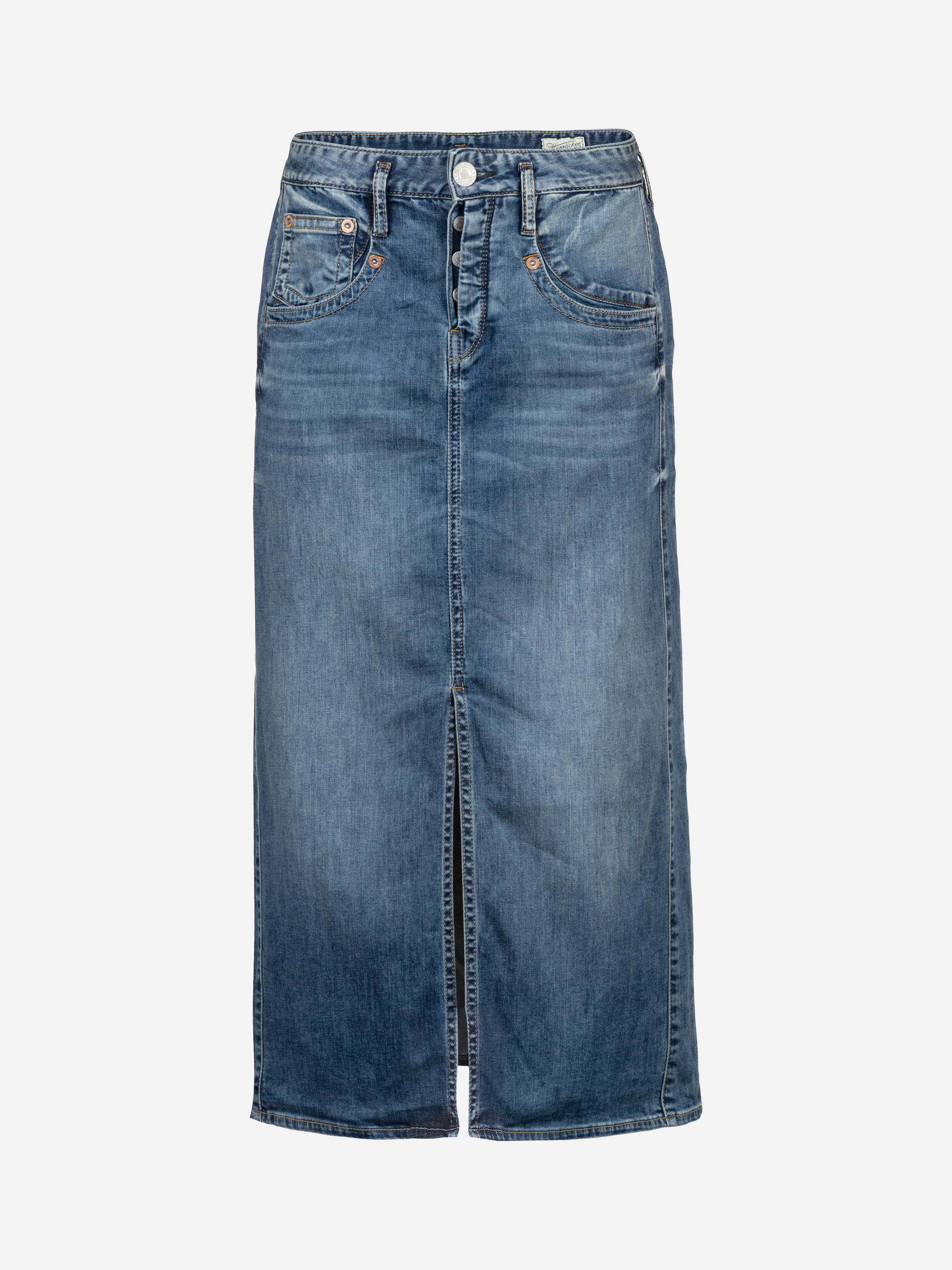 Ein blauer Jeans-Midirock mit Taschen auf der Vorderseite, Gürtelschlaufen, Knopf- und Reißverschluss und einem Schlitz in der Mitte der Vorderseite, der vor einem schlichten weißen Hintergrund gezeigt wird.