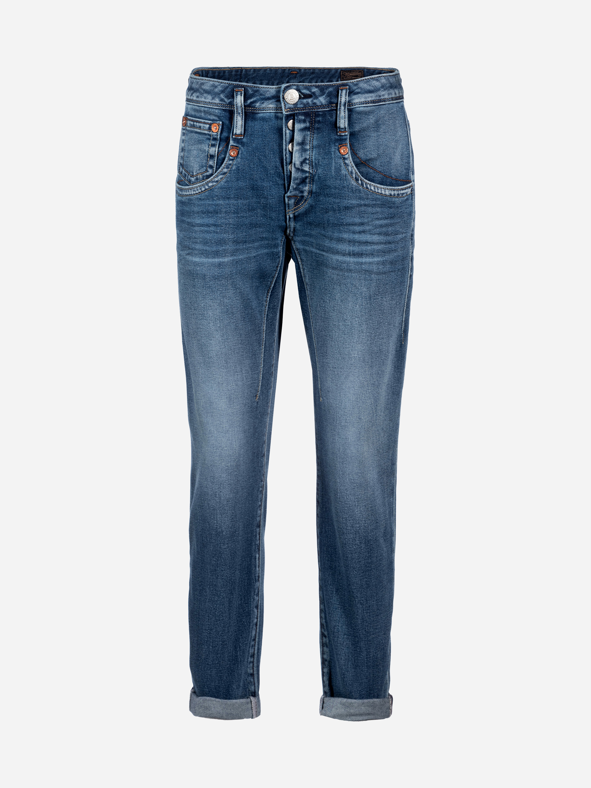 Ein Paar blaue Denim-Jeans mit Knopf- und Reißverschluss am Hosenschlitz, Vorder- und Gesäßtaschen und aufgerollten Manschetten, dargestellt auf einem einfarbig weißen Hintergrund.