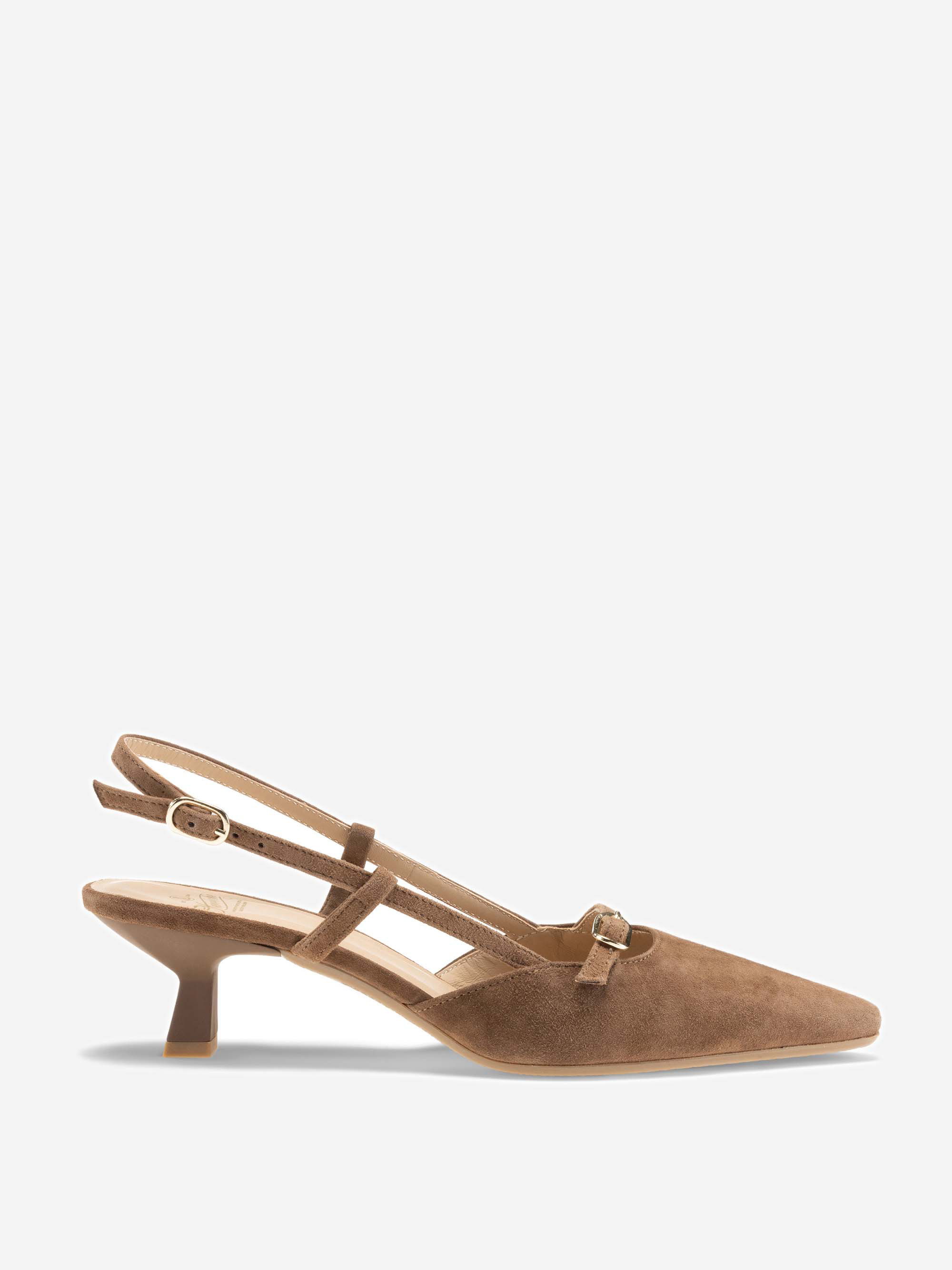 Ein einzelner hellbrauner Wildlederschuh mit Slingback und Kitten Heel, spitzer Spitze, Kreuzriemen und kleinen Schnallendetails auf einem schlichten weißen Hintergrund.