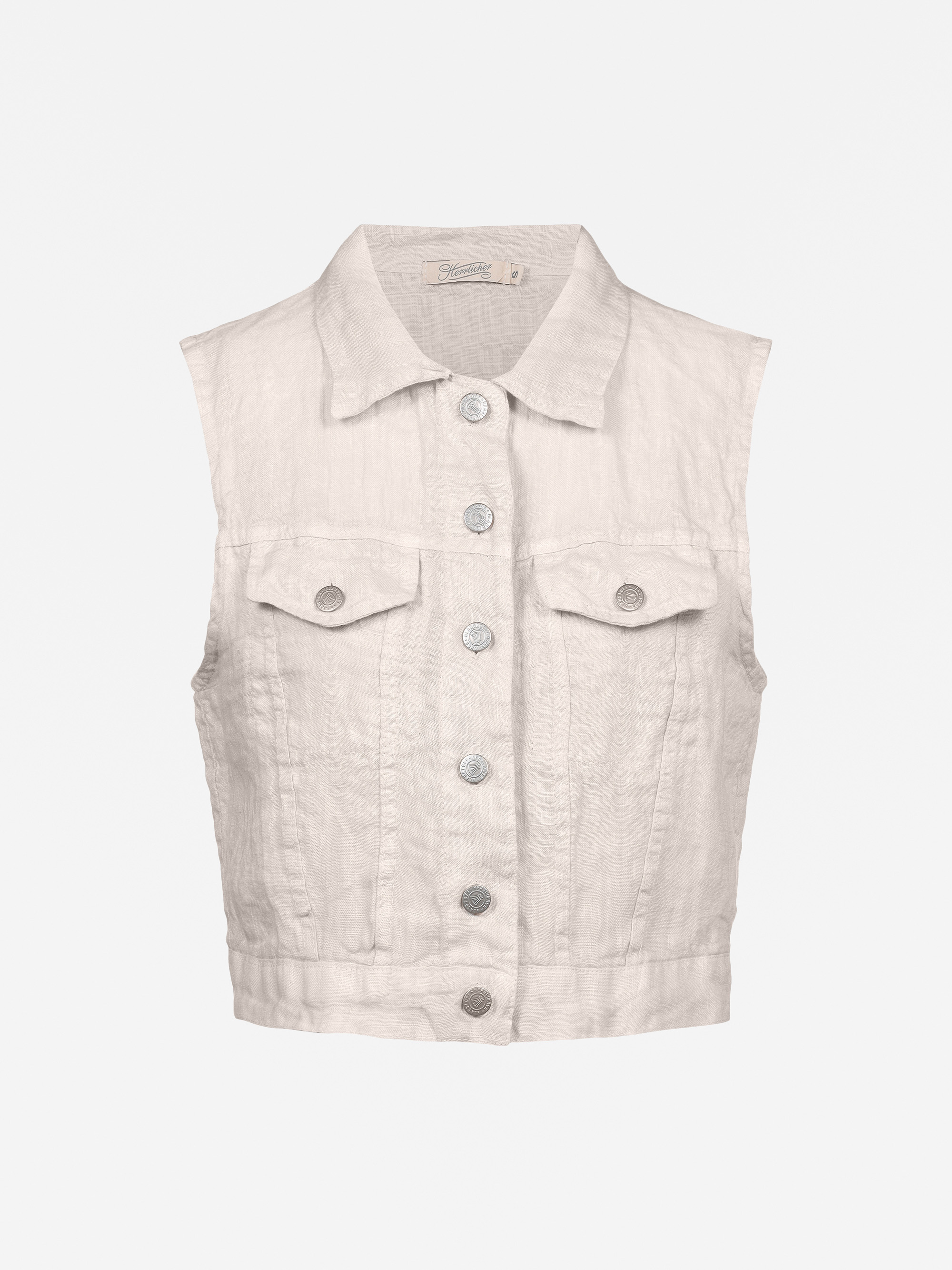 Ärmellose, hellbeige Jeansweste mit Kragen, Knopfverschluss vorne, zwei Brusttaschen mit Klappen und sichtbaren Nähten auf einfarbig weißem Hintergrund.