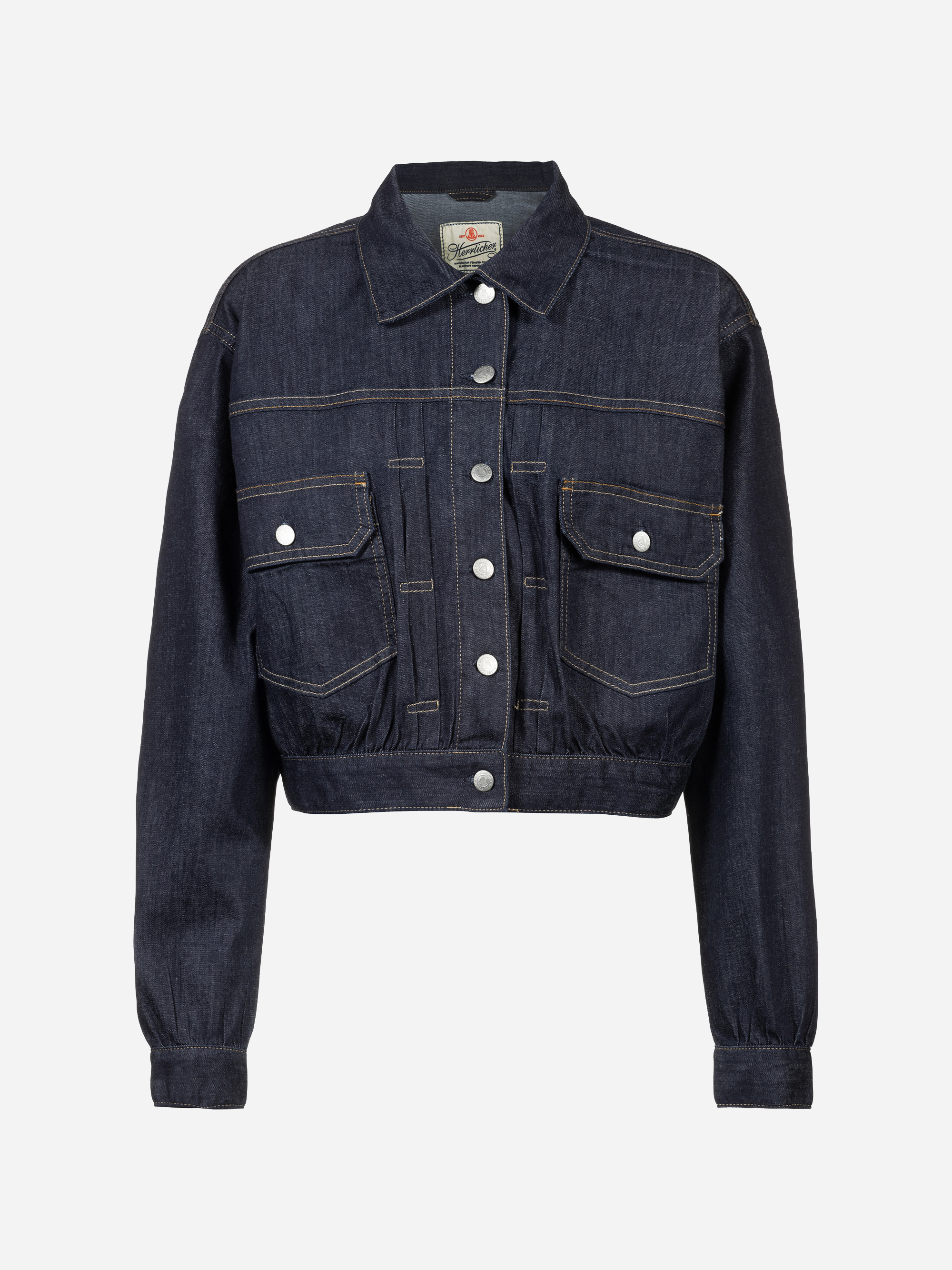 Eine dunkelblaue Jeansjacke mit langen Ärmeln, silbernen Knöpfen, Brusttaschen mit Patte und sichtbaren hellbraunen Nähten auf weißem Hintergrund.