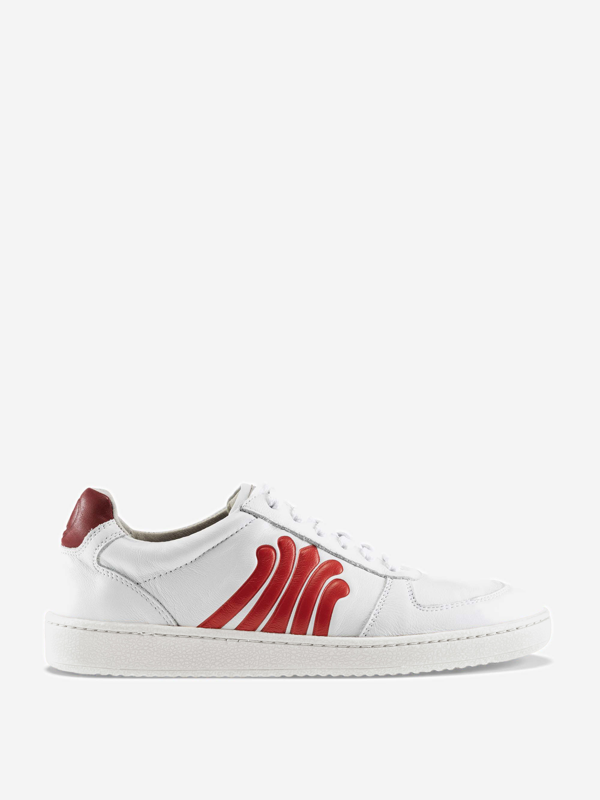 Ein weißer Low-Top-Sneaker mit roten Akzenten, einschließlich gewellter roter Streifen an der Seite und einer roten Fersenlasche, vor einem schlichten hellgrauen Hintergrund.