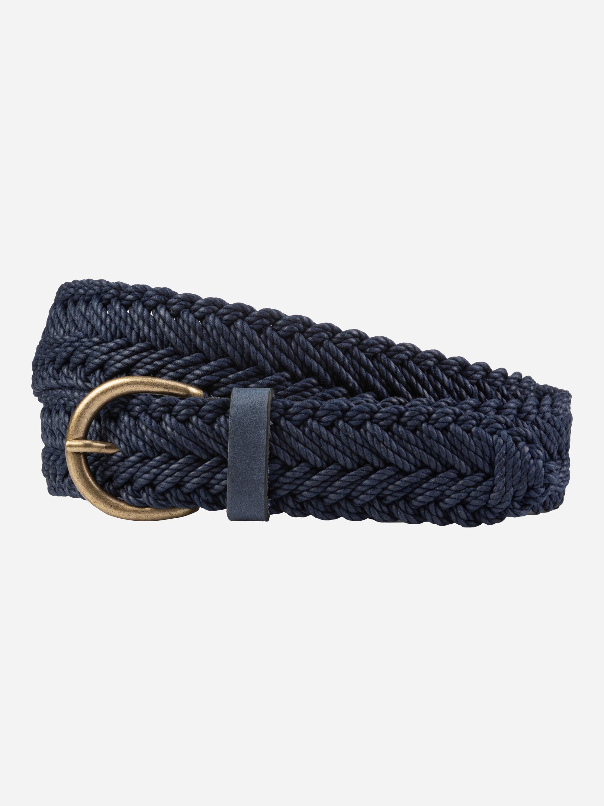 Ein marineblauer, geflochtener Gürtel mit einer runden Schnalle aus Messing, sauber gewickelt auf einem schlichten weißen Hintergrund.