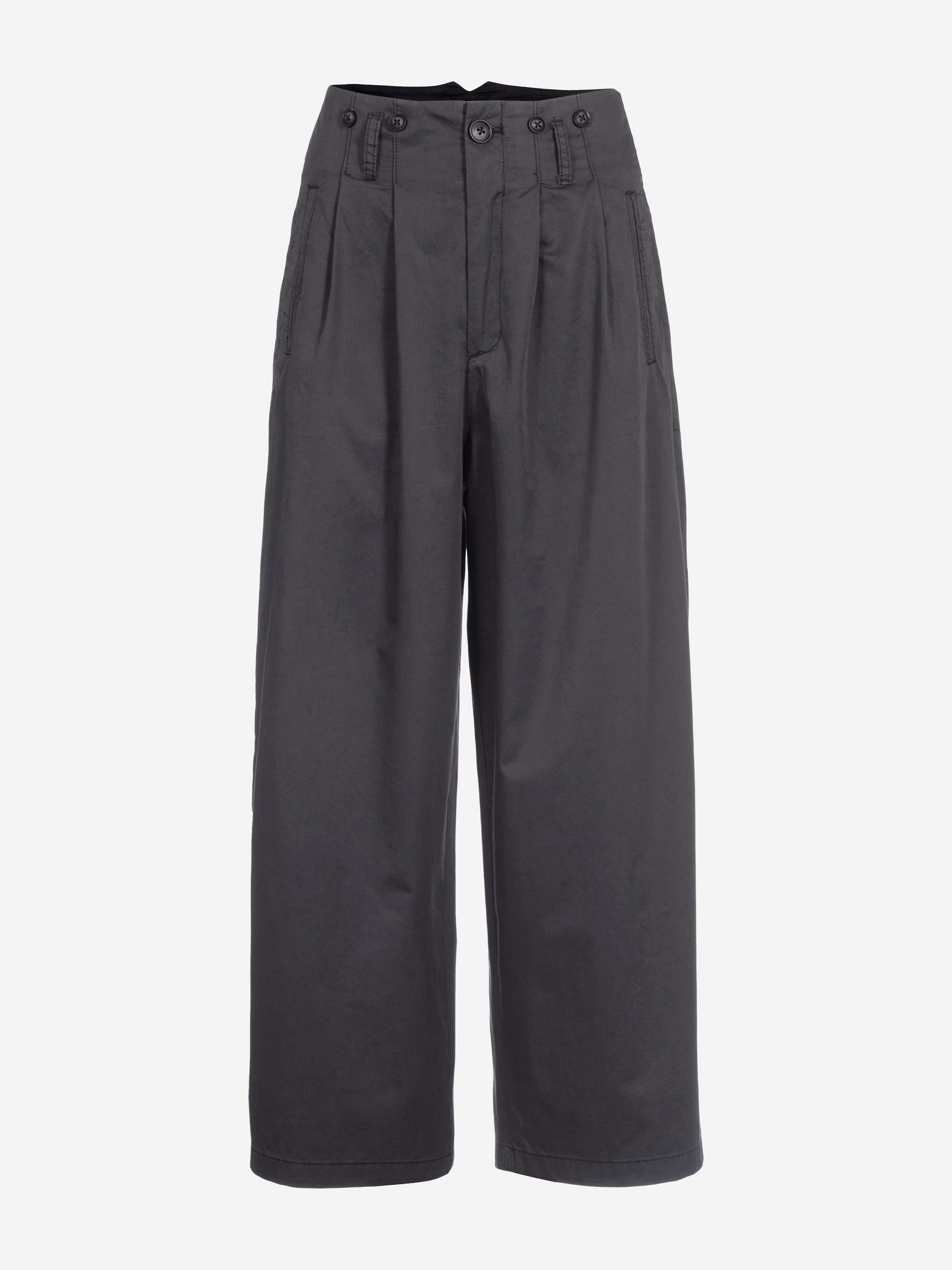 Schwarze Hose mit weitem Bein und hoher Taille, mit Bundfalten, Gürtelschlaufen und Seitentaschen auf weißem Hintergrund.