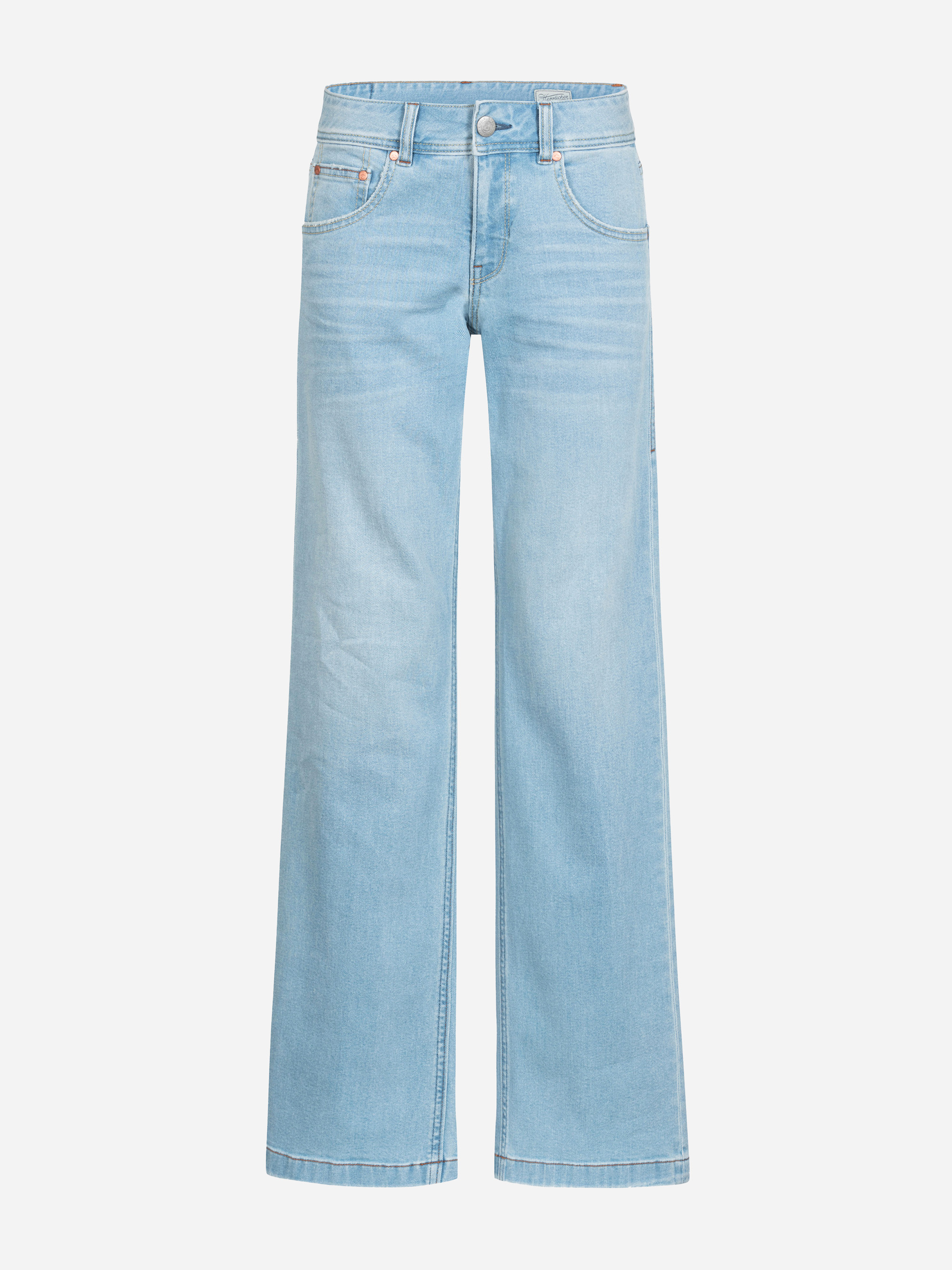 Hellblaue Jeans mit hoher Taille und weitem Bein, mit Vorder- und Gesäßtaschen, Knopf- und Reißverschluss, auf weißem Grund.