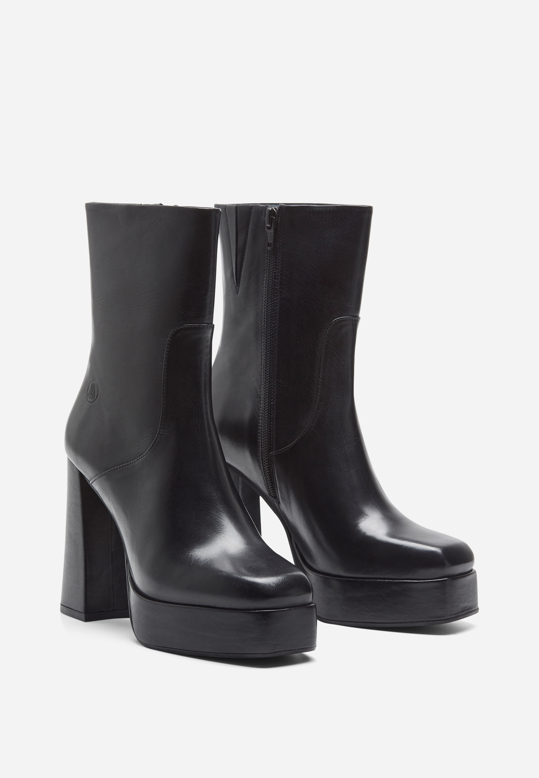 Ein Paar elegante schwarze Plateau-Stiefel aus Leder mit hohem Blockabsatz, seitlichen Reißverschlüssen und minimalistischem Design, dargestellt auf weißem Hintergrund.