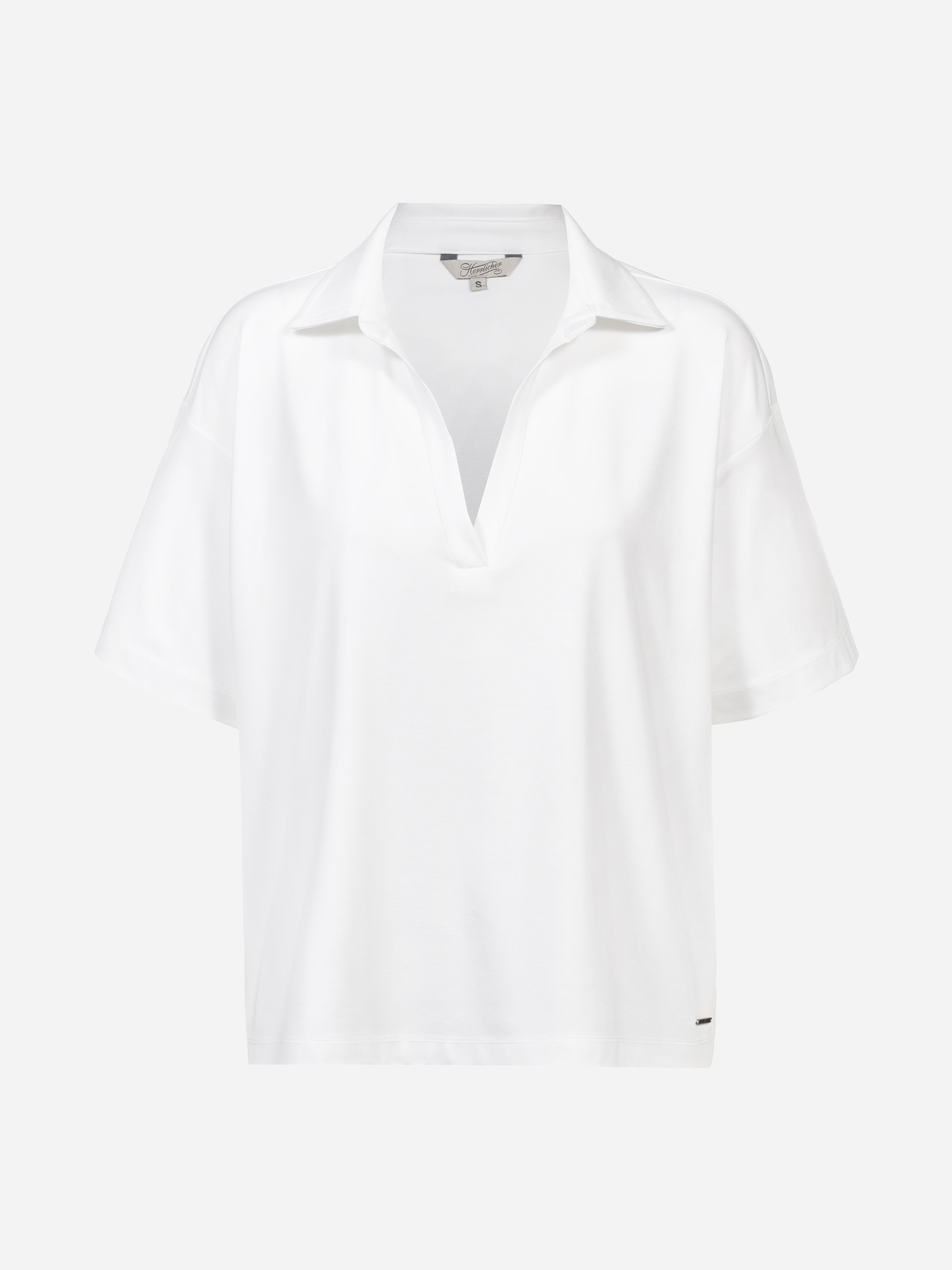 Ein weißes, kurzärmeliges, locker sitzendes Poloshirt mit offenem Kragen und ohne Knöpfe, das auf einem einfarbig weißen Hintergrund abgebildet ist.