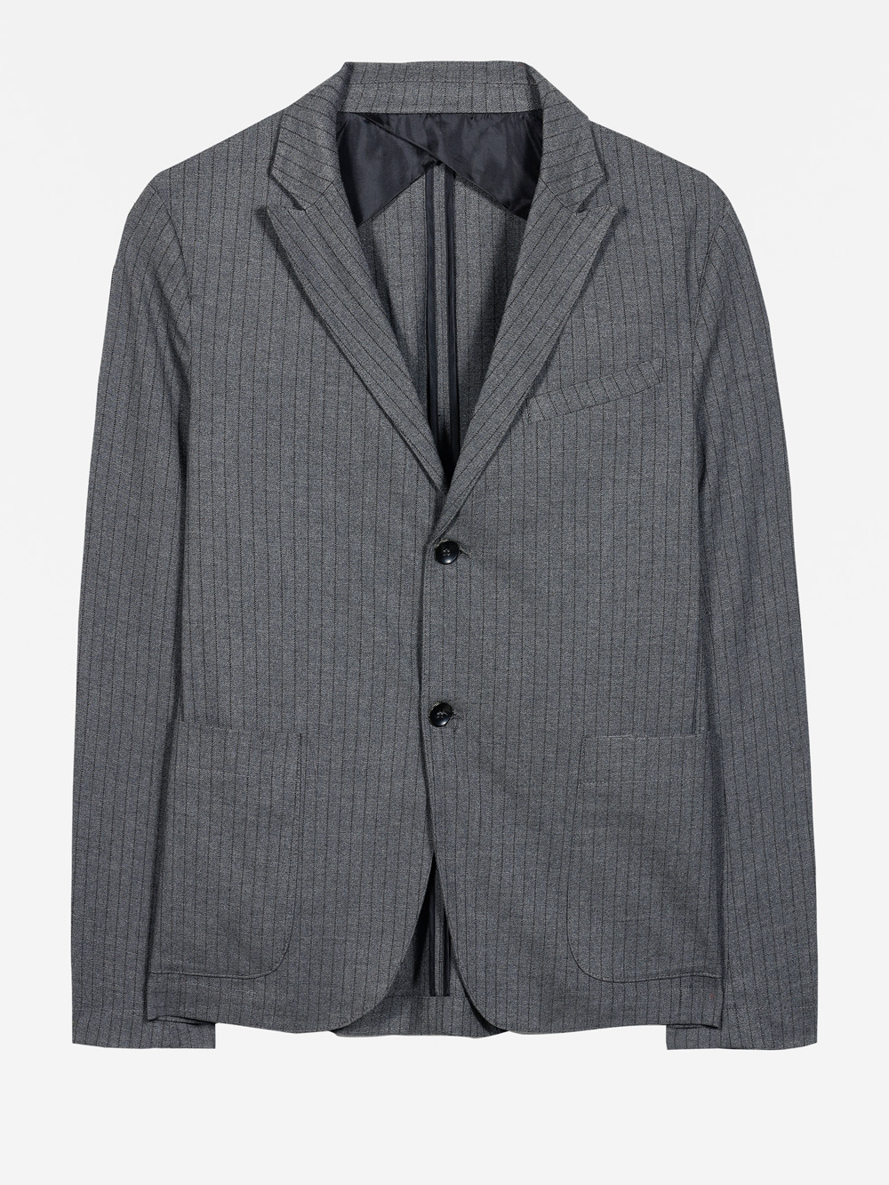 Ein grauer Nadelstreifenblazer mit zwei Knöpfen, Vordertaschen und gekerbtem Revers, der vor einem schlichten weißen Hintergrund steht.
