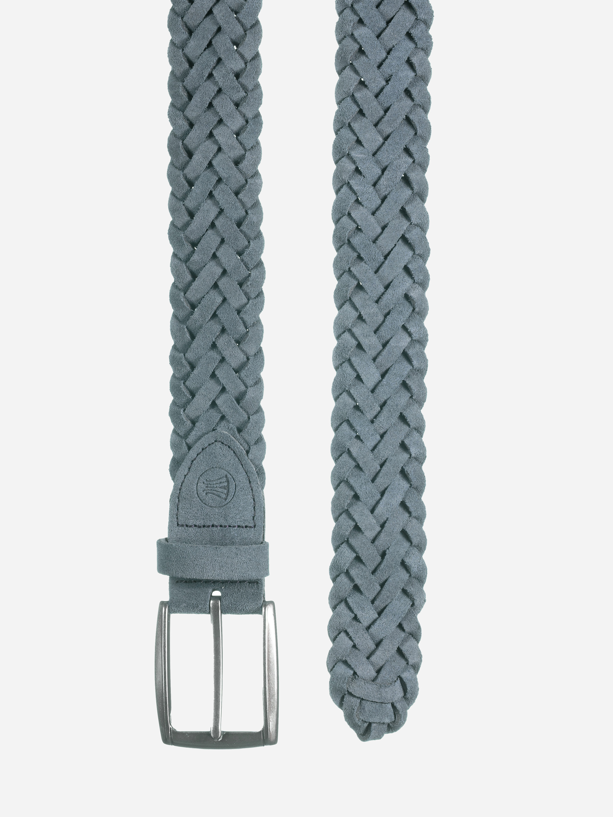 Ein geflochtener Gürtel aus blauem Wildleder mit einer silbernen Schnalle auf weißem Hintergrund. Der Gürtel hat ein gewebtes Design und ein geprägtes Logo auf dem Leder in der Nähe der Schnalle.