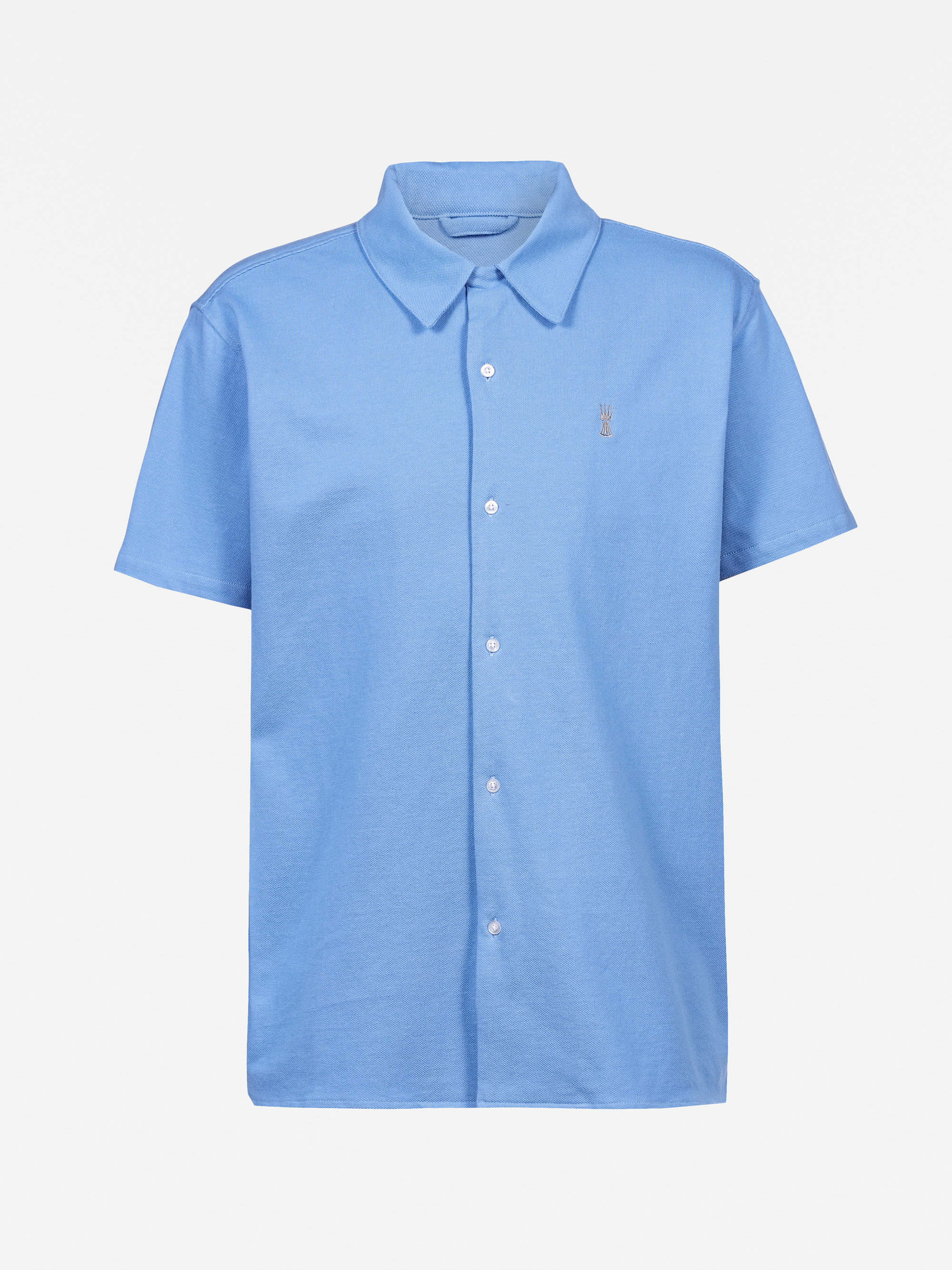 Hellblaues, kurzärmeliges Button-up-Hemd mit klassischem Kragen und einem kleinen gestickten Logo auf der linken Brust auf weißem Grund.