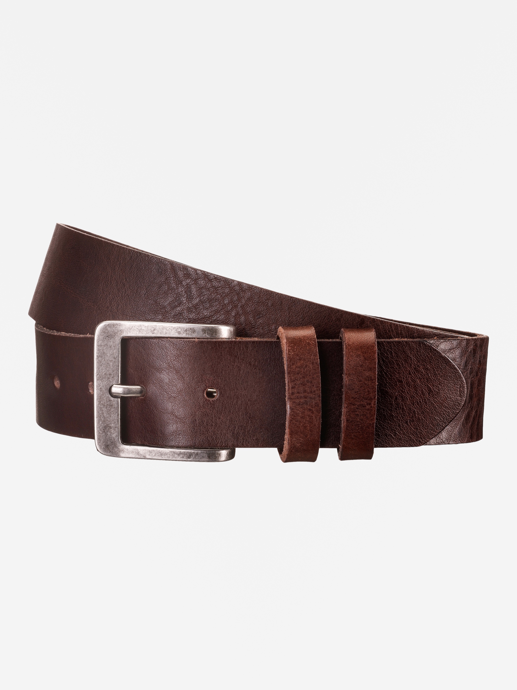 Ein brauner Ledergürtel mit einer silbernen rechteckigen Schnalle, der auf einem schlichten weißen Hintergrund aufgerollt ist.