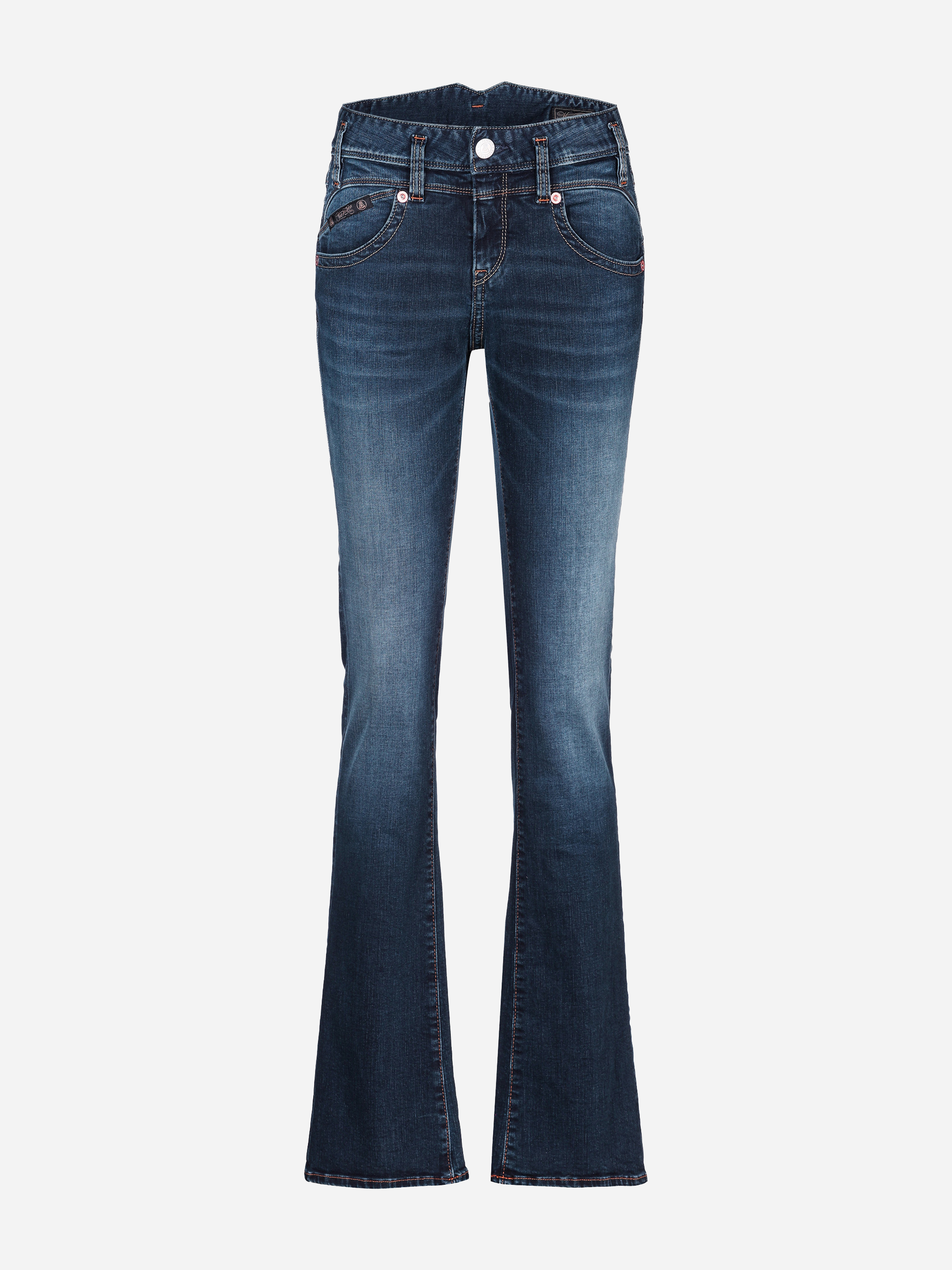 Ein Paar blaue Denim-Jeans mit leicht ausgestelltem Bein, fünf Taschen, Gürtelschlaufen und sichtbarem Fading an den Oberschenkeln und Knien.