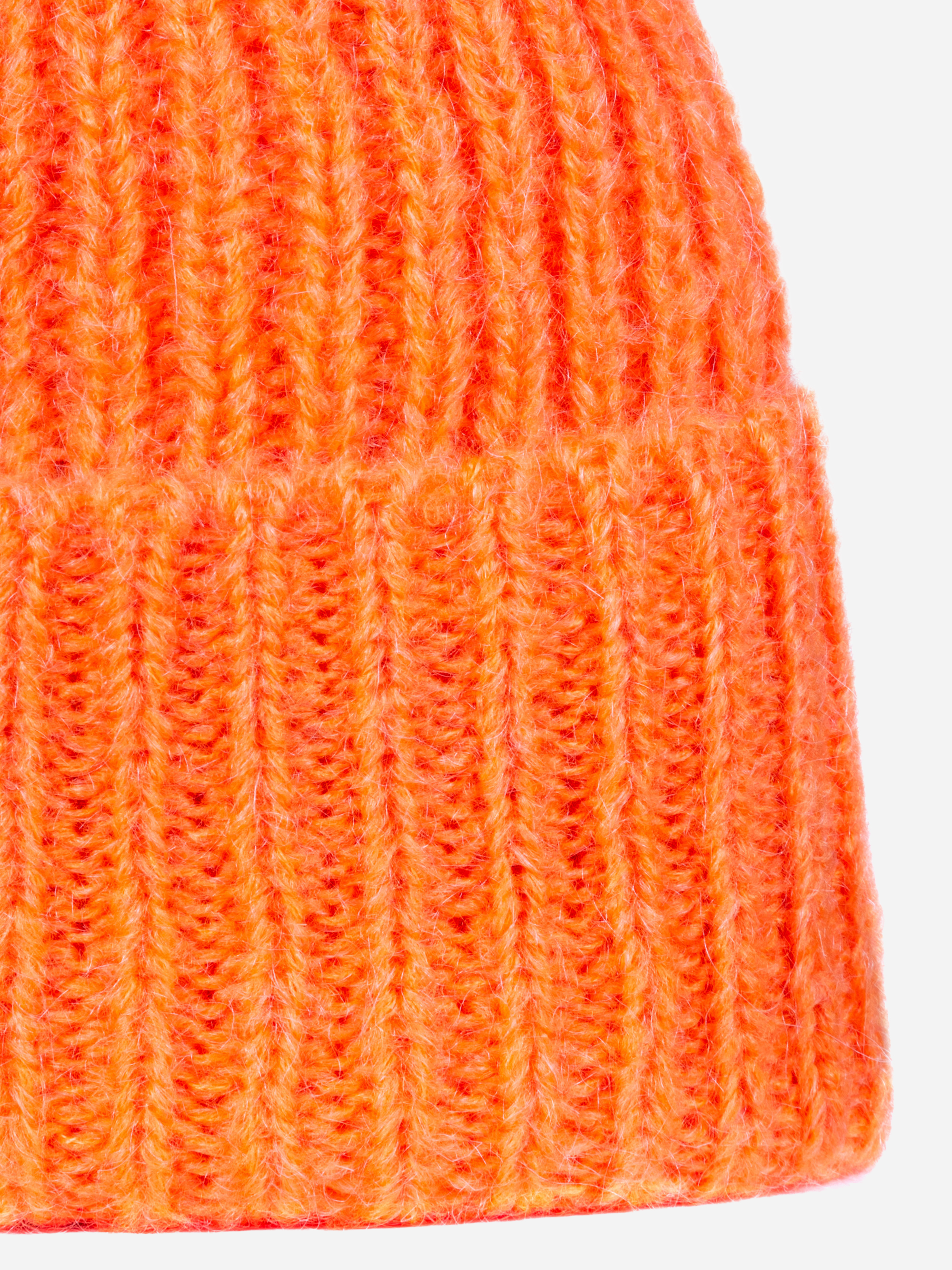Nahaufnahme einer leuchtend orangefarbenen Strickmütze mit gerippter Struktur und umgeschlagener Krempe vor einem weißen Hintergrund.