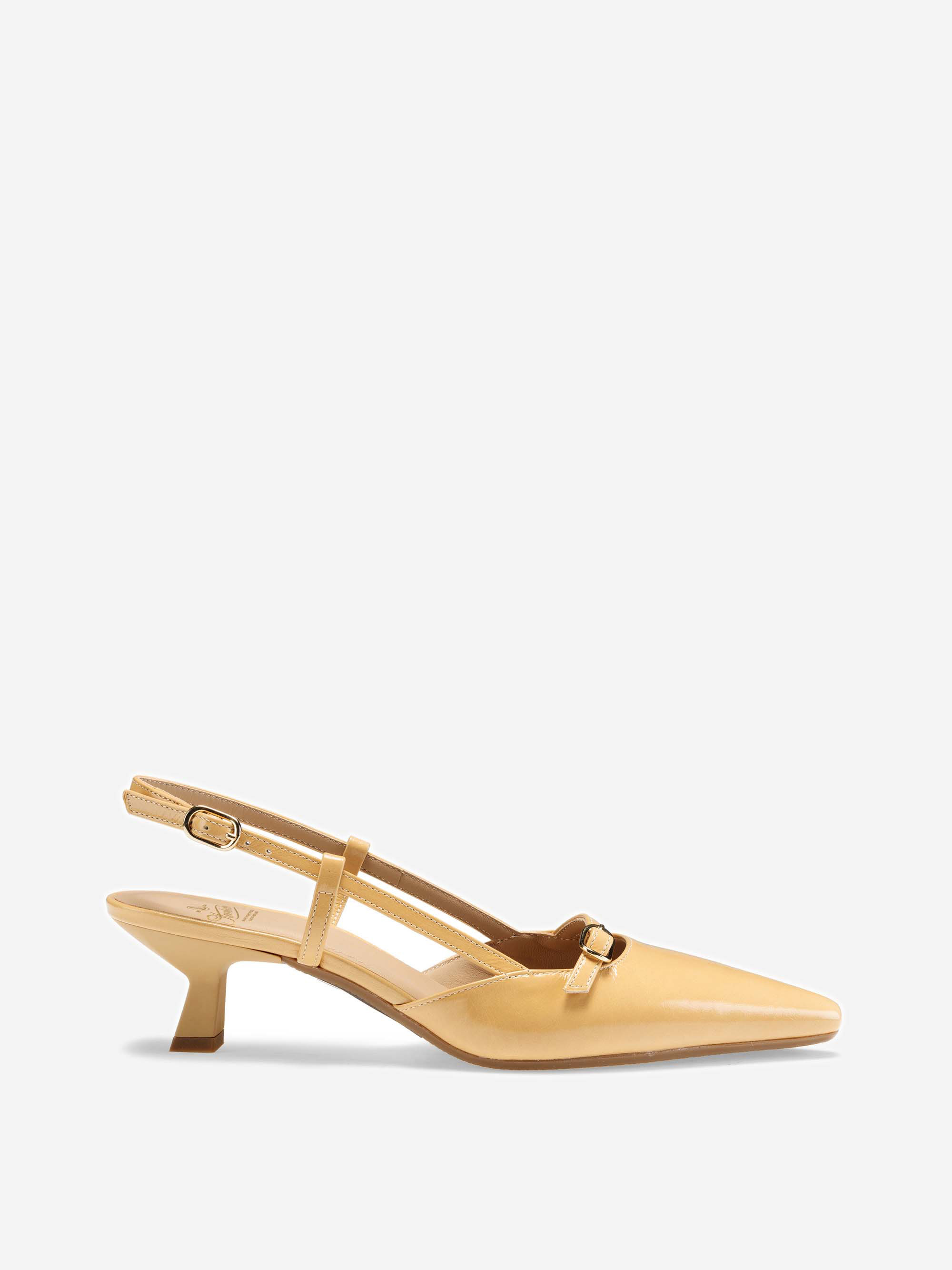 Ein einzelner hellbrauner Slingback-Schuh mit Kitten-Heel, spitzer Spitze, zwei dünnen Riemen, einer kleinen seitlichen Schnalle und einem niedrigen Absatz auf einem schlichten weißen Hintergrund.