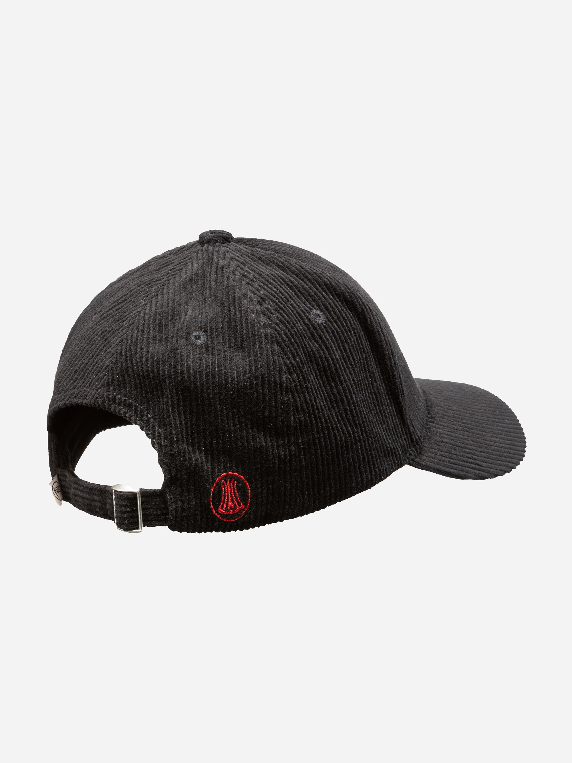 Schwarze Cord-Baseballmütze, von hinten gesehen, mit verstellbarem Riemen und einem kleinen, rot gestickten, kreisförmigen Motiv in der Nähe der Öffnung.