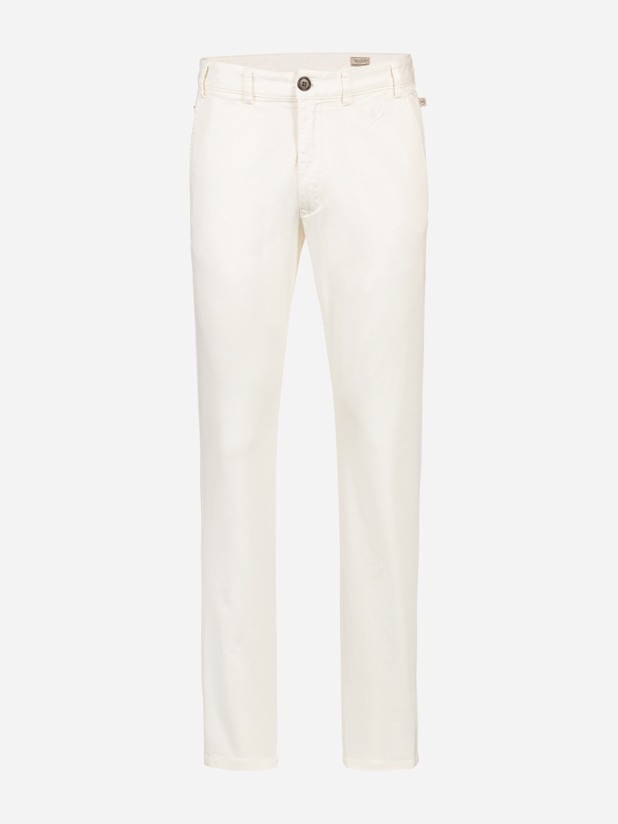 Gerade geschnittene, cremefarbene Jeans mit Vordertaschen, Gürtelschlaufen und Knopfverschluss auf einfarbig weißem Hintergrund.