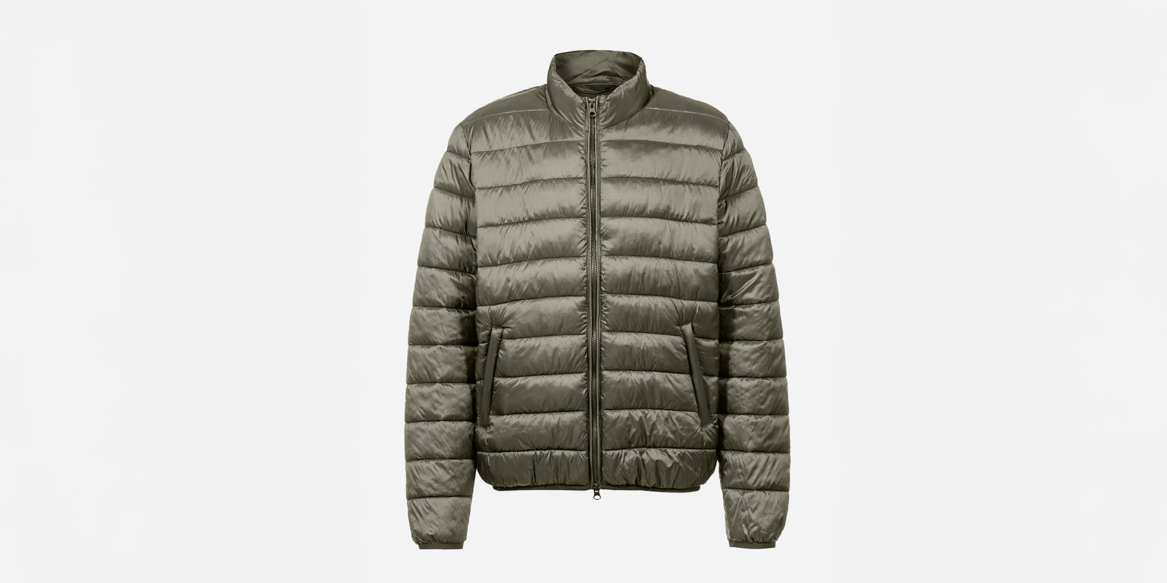 Eine leichte, olivgrüne Pufferjacke mit horizontaler Steppung, einem hohen Kragen und einem Frontreißverschluss auf einem einfarbig weißen Hintergrund.