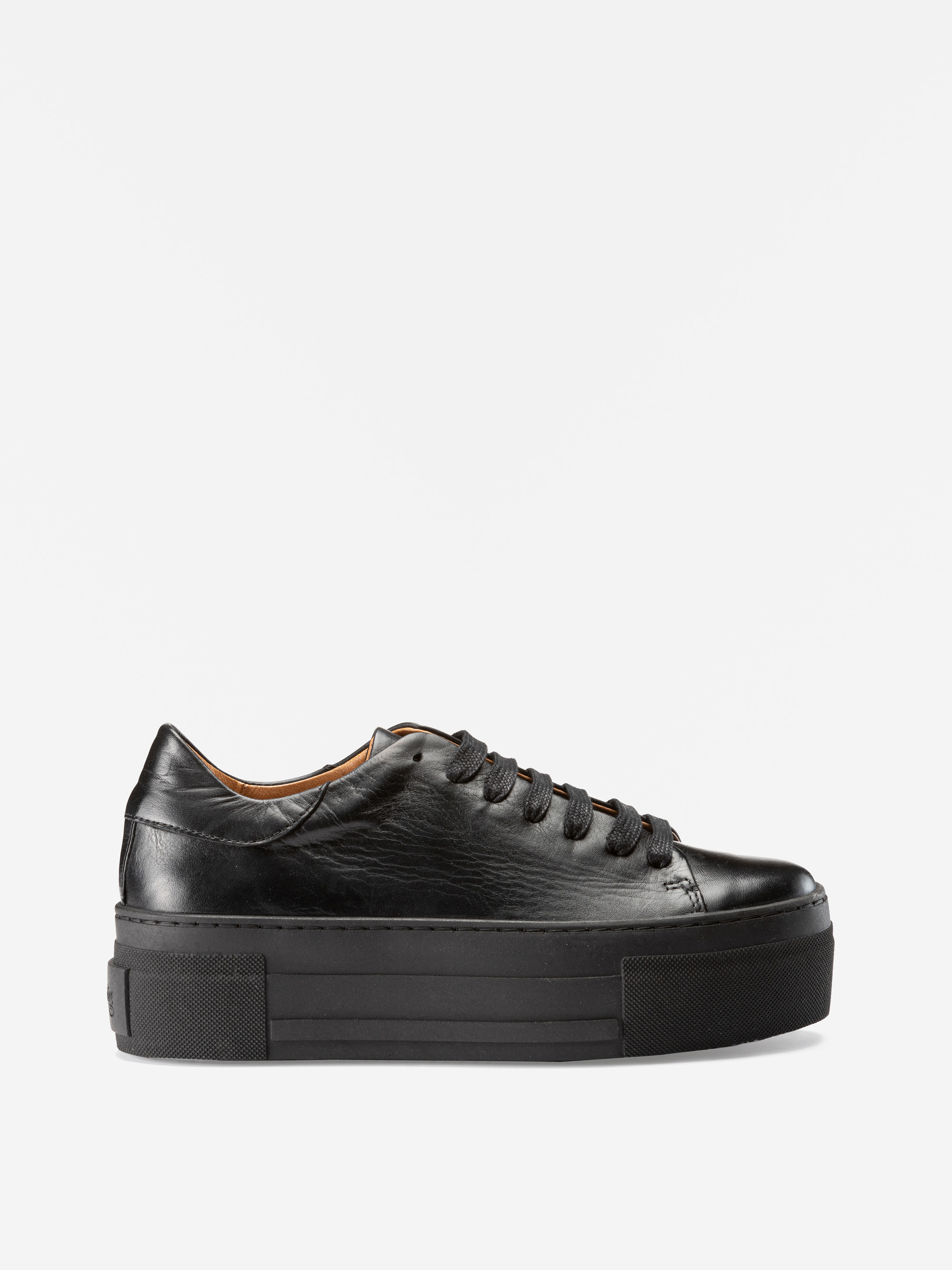 Ein schwarzer Plateau-Sneaker aus Leder mit passenden schwarzen Schnürsenkeln und einer dicken schwarzen Sohle, im Profil vor einem schlichten weißen Hintergrund dargestellt.