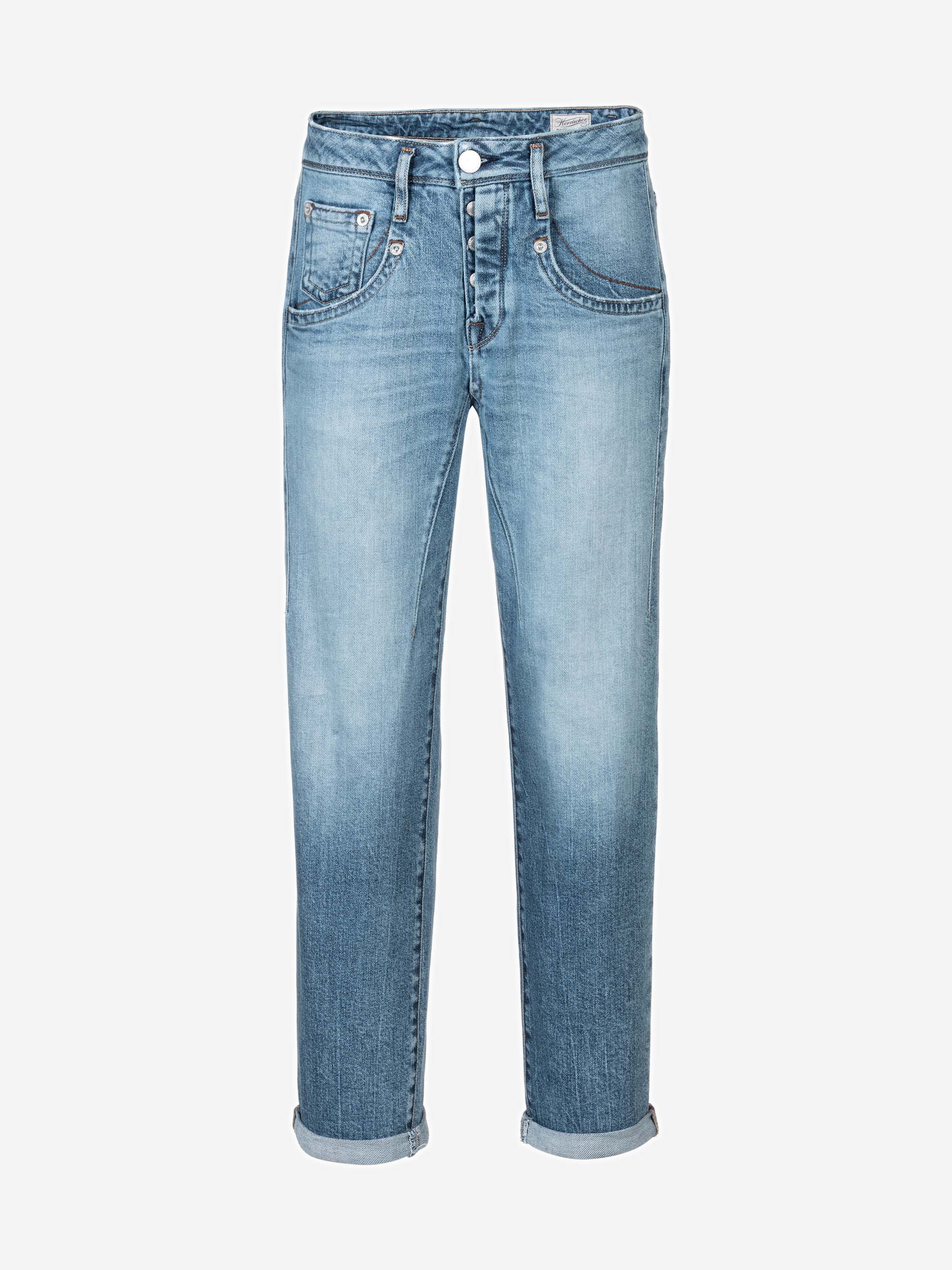 Hellblaue Denim-Jeans mit leicht verblasster Waschung, fünf Taschen und hochgekrempelten Bündchen auf weißem Hintergrund.