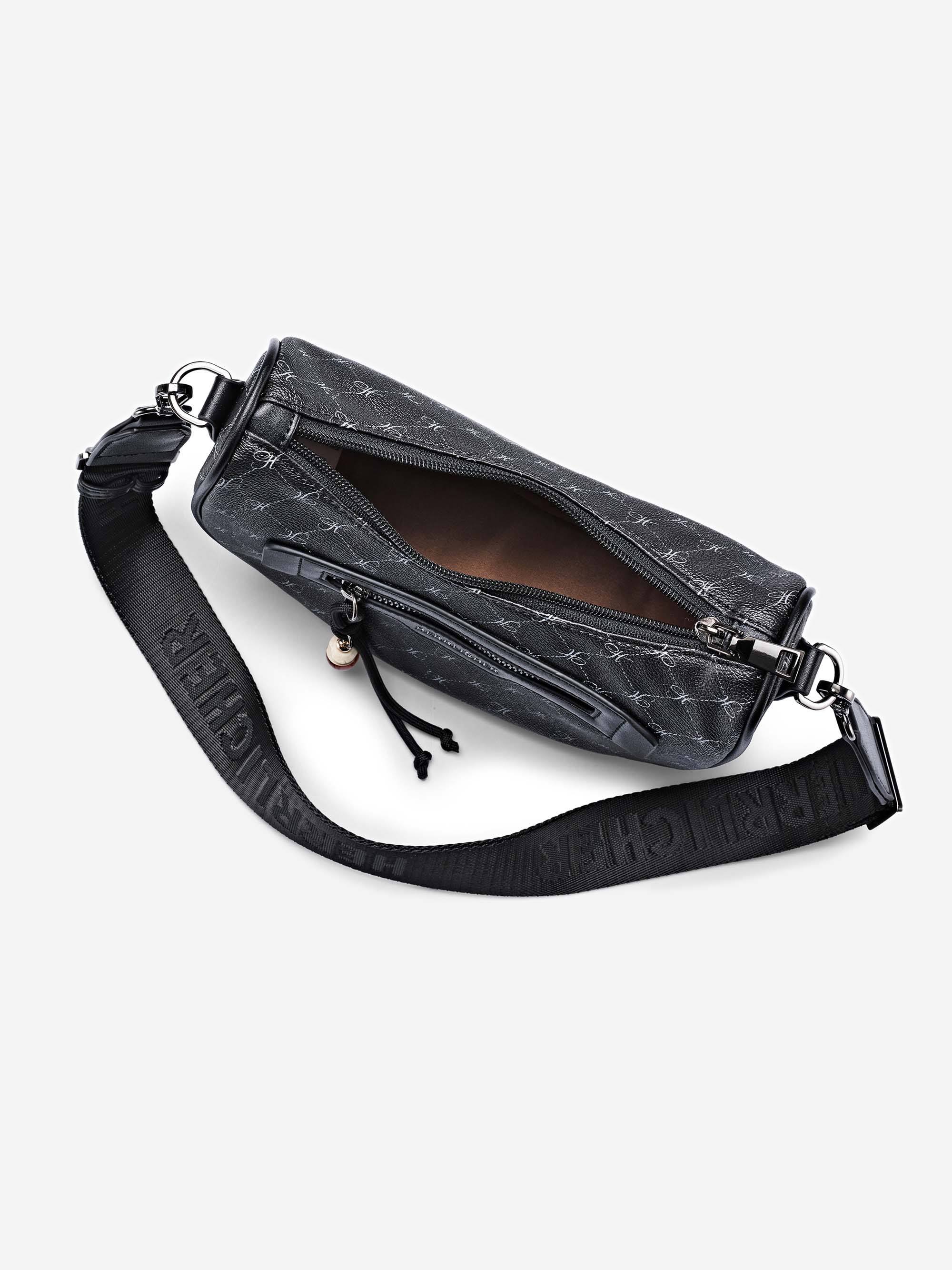 Eine zylindrische schwarze Ledertasche mit einer Öffnung mit Reißverschluss, gemustertem Design und einem breiten verstellbaren Schulterriemen mit geprägtem Text. Die Tasche scheint leer zu sein und ist vor einem schlichten hellen Hintergrund fotografi