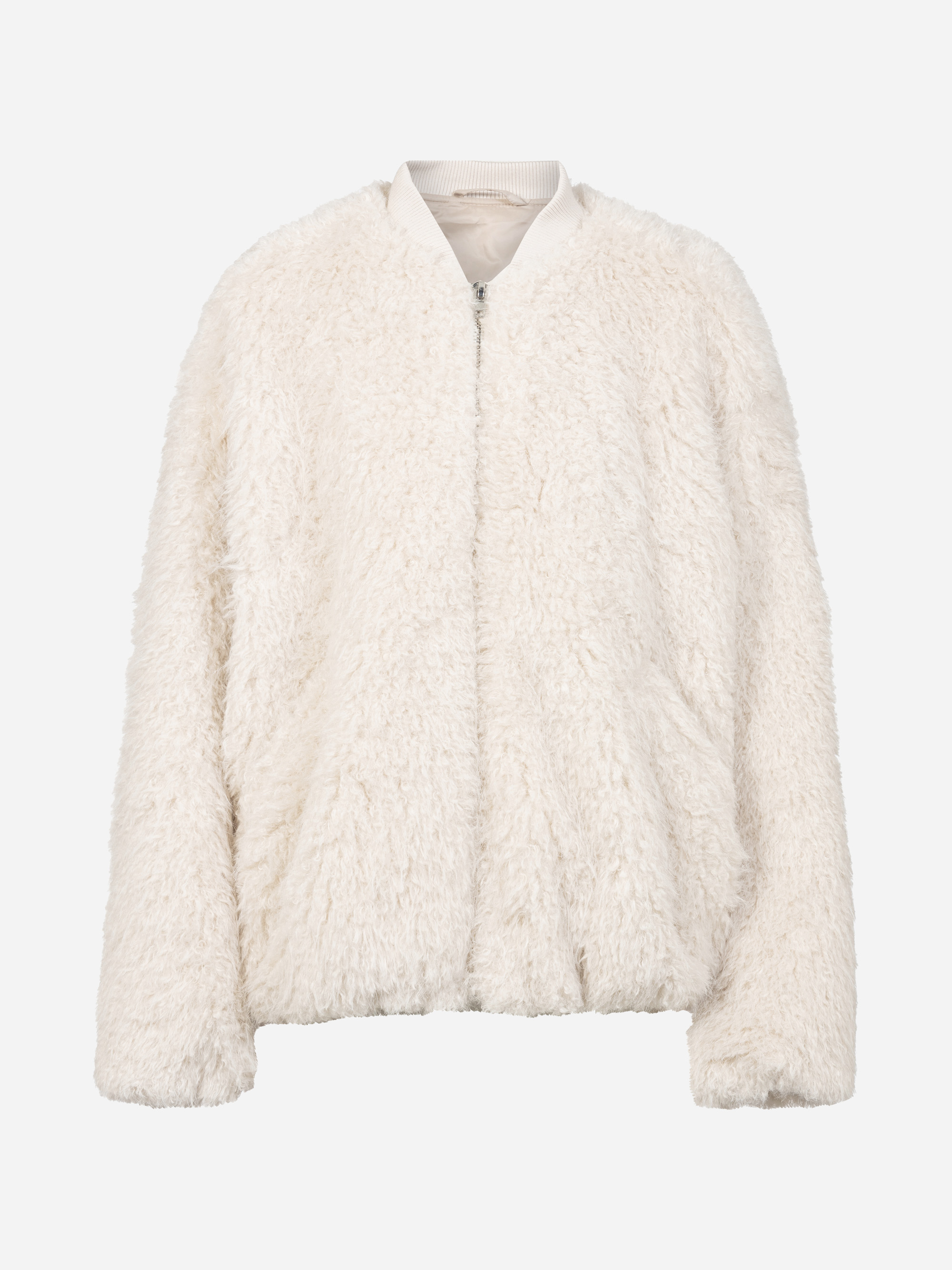 Eine flauschige, cremefarbene Kunstpelzjacke mit langen Ärmeln, einem Reißverschluss an der Vorderseite und einem gerippten Kragen, die vor einem schlichten weißen Hintergrund präsentiert wird.