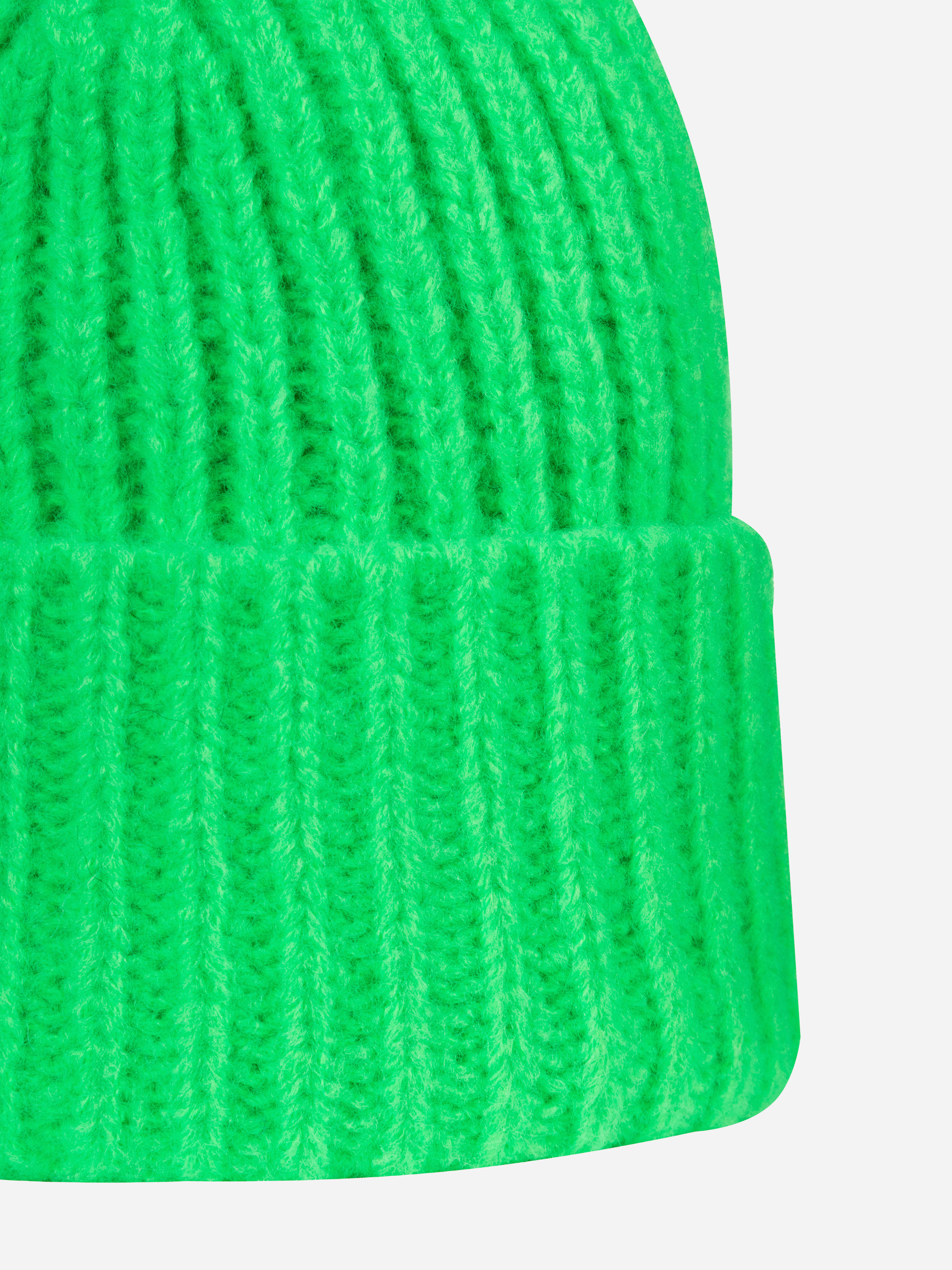 Eine leuchtend neongrüne Strickmütze mit umgeschlagener Krempe vor einem weißen Hintergrund.