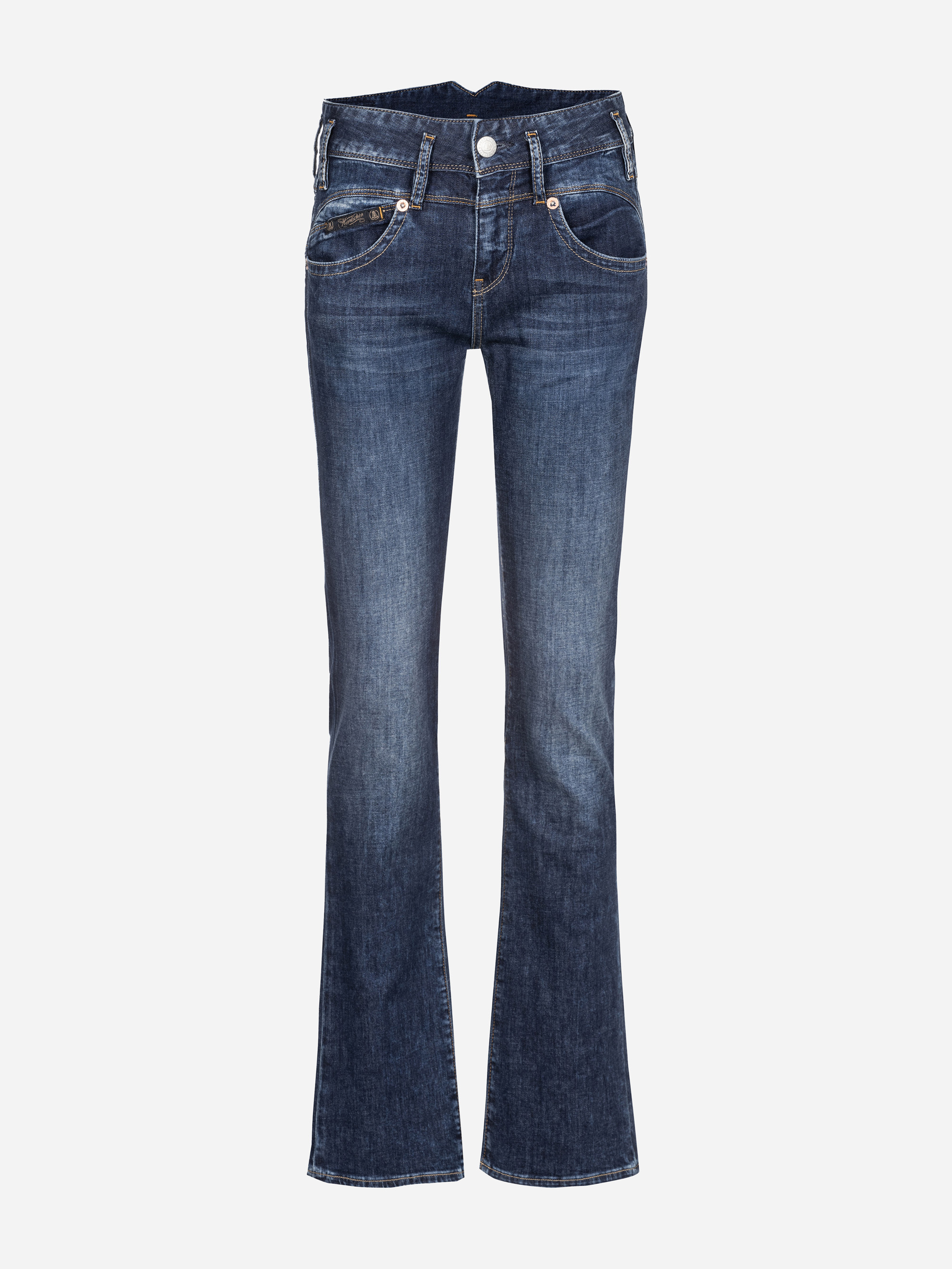 Ein Paar blaue Bootcut-Jeans mit leichter Ausbleichung auf der Vorderseite, Vorder- und Gesäßtaschen sowie silbernen Knöpfen und Nieten auf weißem Hintergrund.