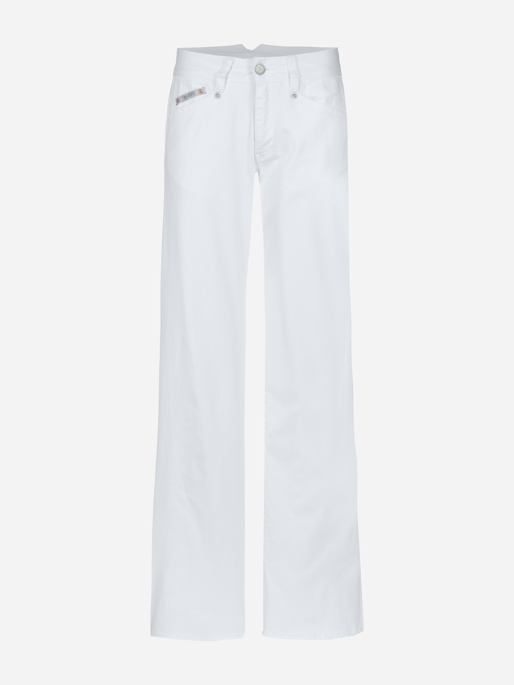 Weiße Jeans mit geradem Bein, durchgehendem Schnitt, Schlitz mit Knopf und Reißverschluss, Vorder- und Gesäßtaschen und einem kleinen Markenetikett über der rechten Vordertasche auf weißem Hintergrund.