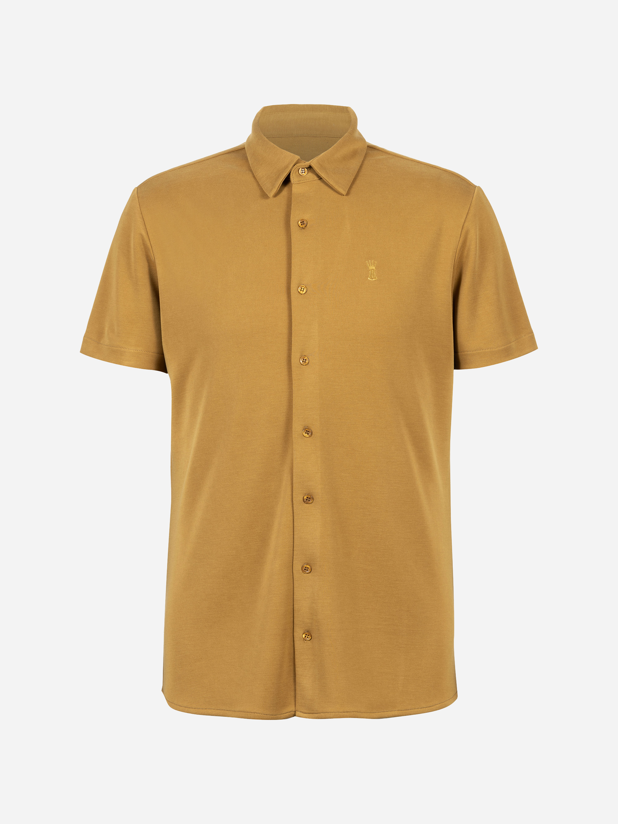 Kurzärmeliges, senfgelbes Button-up-Hemd mit Kragen und kleinem, gesticktem Logo auf der linken Brust auf weißem Grund.