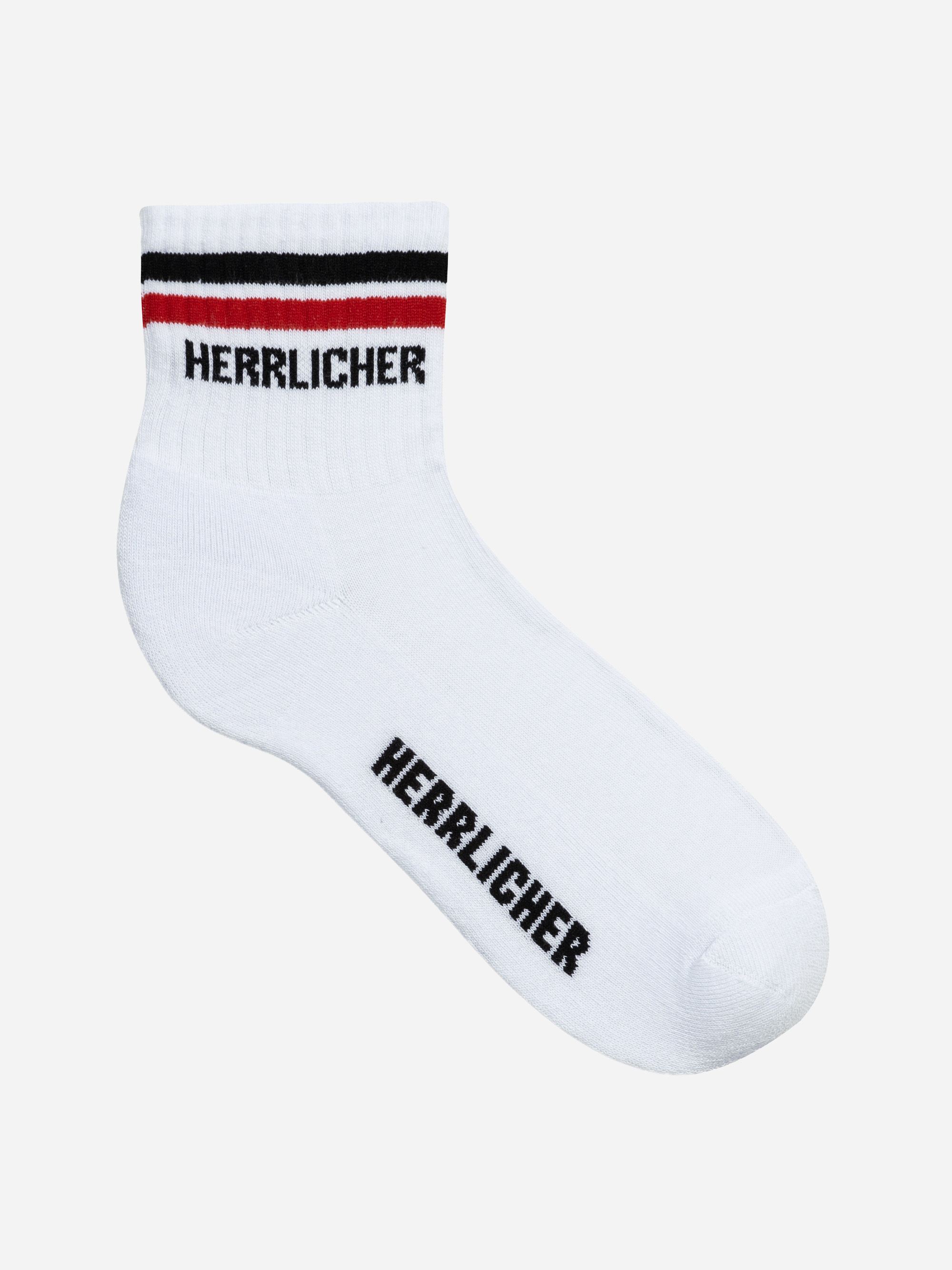 Weiße Söckchen mit schwarzem und rotem Streifen am oberen Ende und schwarzem Aufdruck HERRLICHER in der Nähe des Bündchens und an der Seite des Fußes.