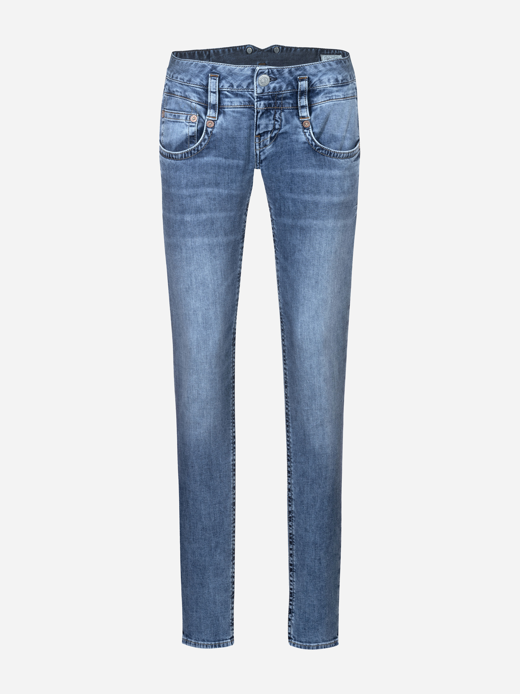 Ein Paar blaue Denim-Jeans mit schmaler Passform, Knopf- und Reißverschluss vorne, Gürtelschlaufen sowie Vorder- und Gesäßtaschen, dargestellt auf einem schlichten weißen Hintergrund.