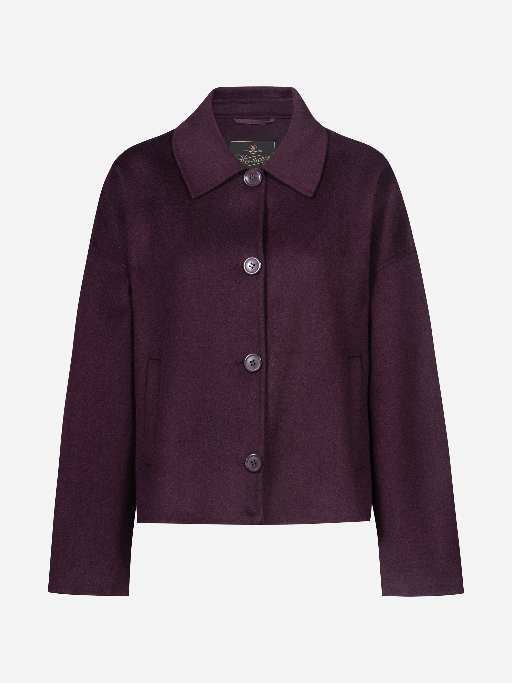 Dunkelviolette, langärmelige Wolljacke zum Knöpfen mit klassischem Kragen und zwei Seitentaschen auf einfarbig weißem Hintergrund.