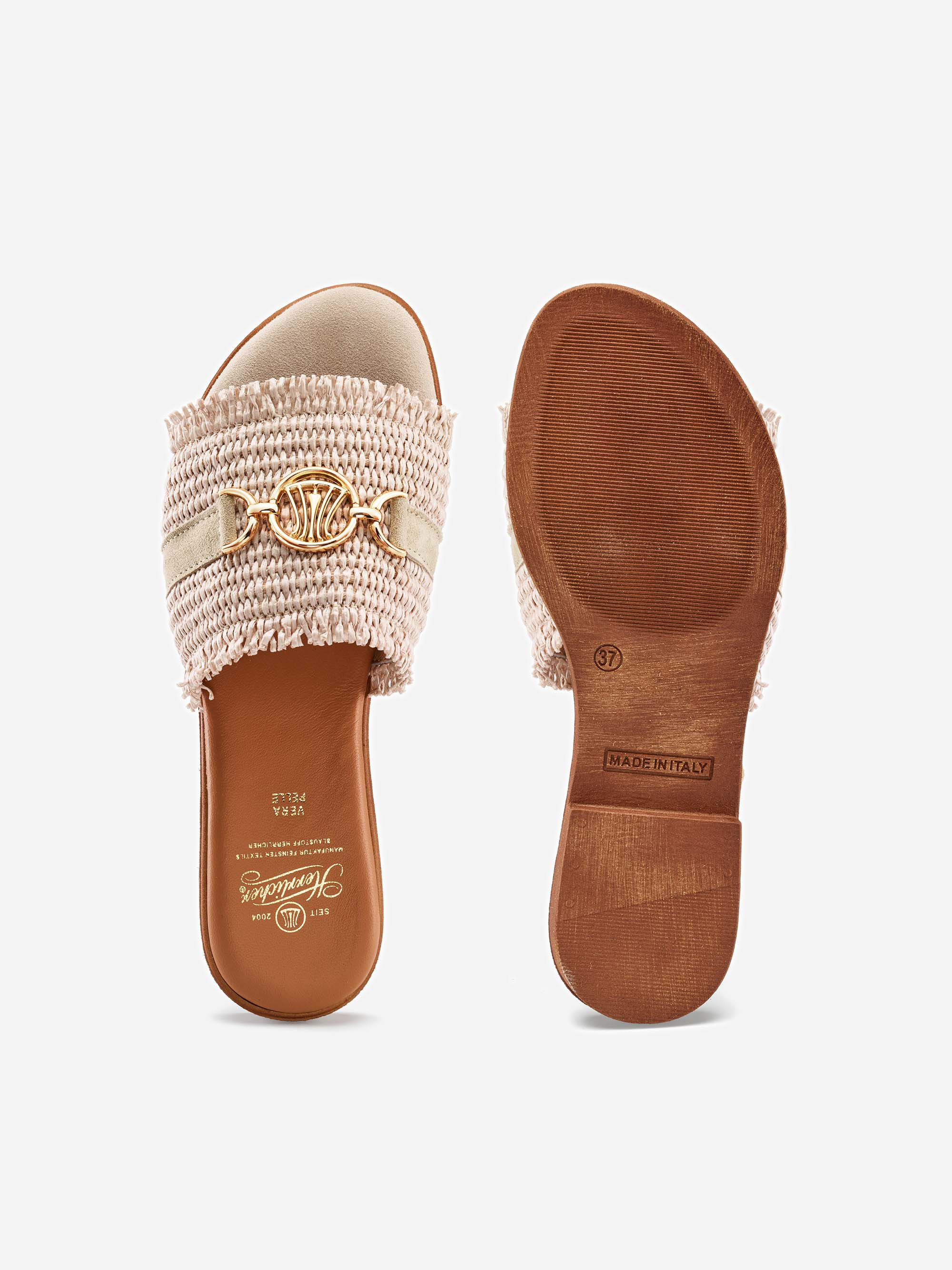 Ein Paar beige gewebte Slide-Sandalen mit hellbraunen Sohlen, goldenen Kettendetails am oberen Riemen, Made in Italy und Größe 37 an den Sohlen. Eine Sandale ist von oben nach unten gezeigt, die andere zeigt die Sohle.