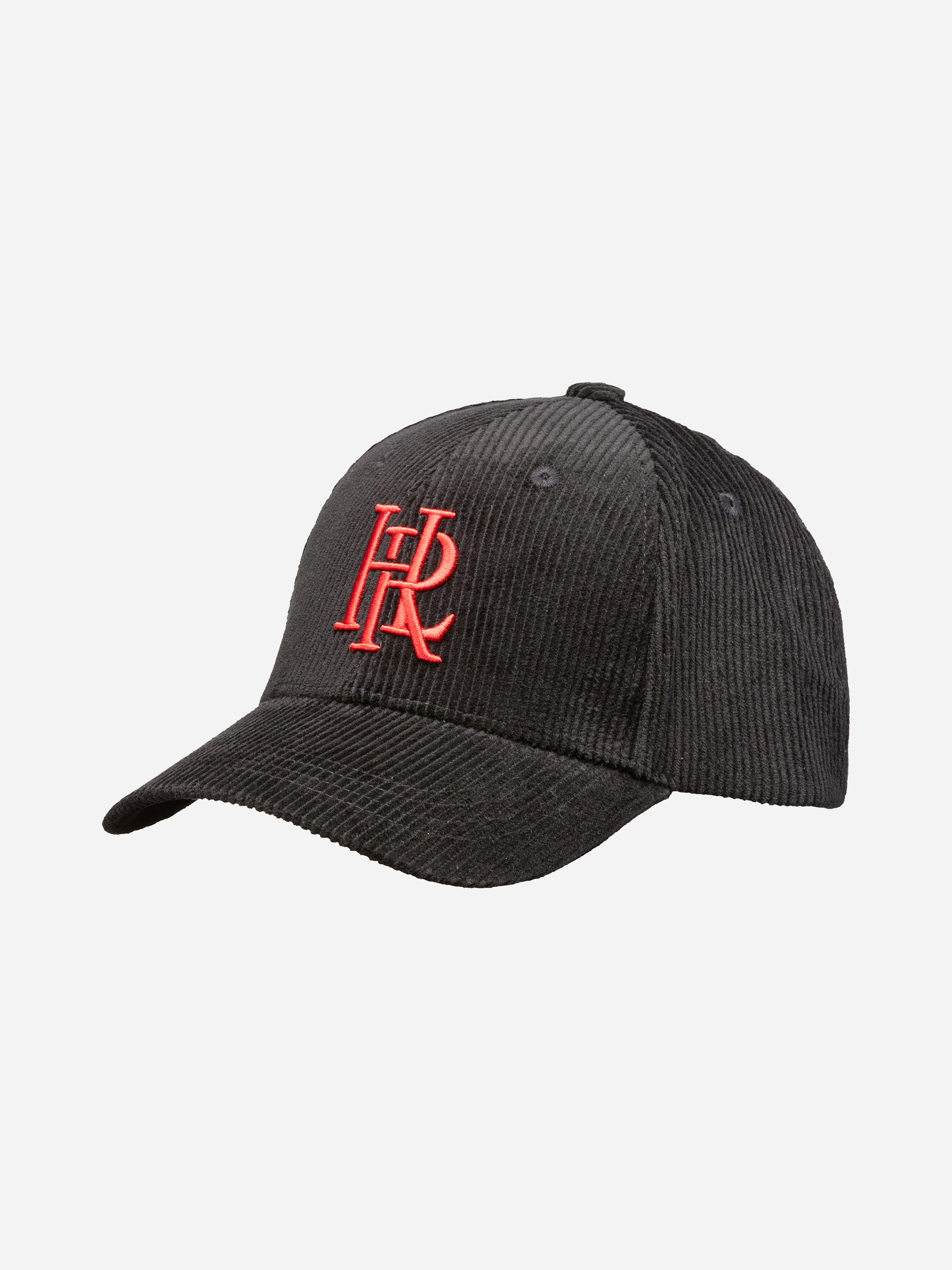 Schwarze Cord-Baseballmütze mit gebogener Krempe, auf der Vorderseite mit roten, sich überlappenden Buchstaben HR bestickt. Der Hintergrund ist einfarbig und hellgrau.