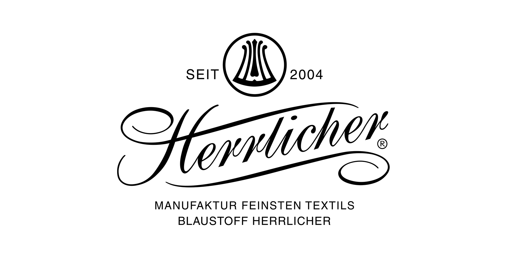 Logo mit dem Text Seit 2004 Herrlicher in eleganter Schrift, darüber ein Lyra-Symbol und darunter Manufaktur Feinsten Textils Blaustoff Herrlicher in Versalien. Das Design ist schwarz auf hellem Hintergrund.