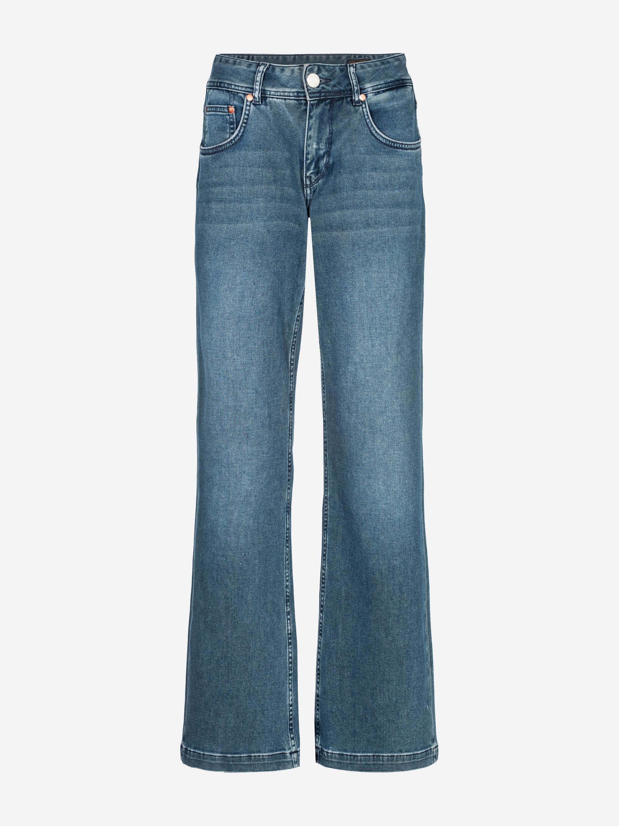 Blaue Jeans mit hoher Taille und weitem Bein, mit Vorder- und Gesäßtaschen, Gürtelschlaufen und Knopf-Reißverschluss auf weißem Grund.