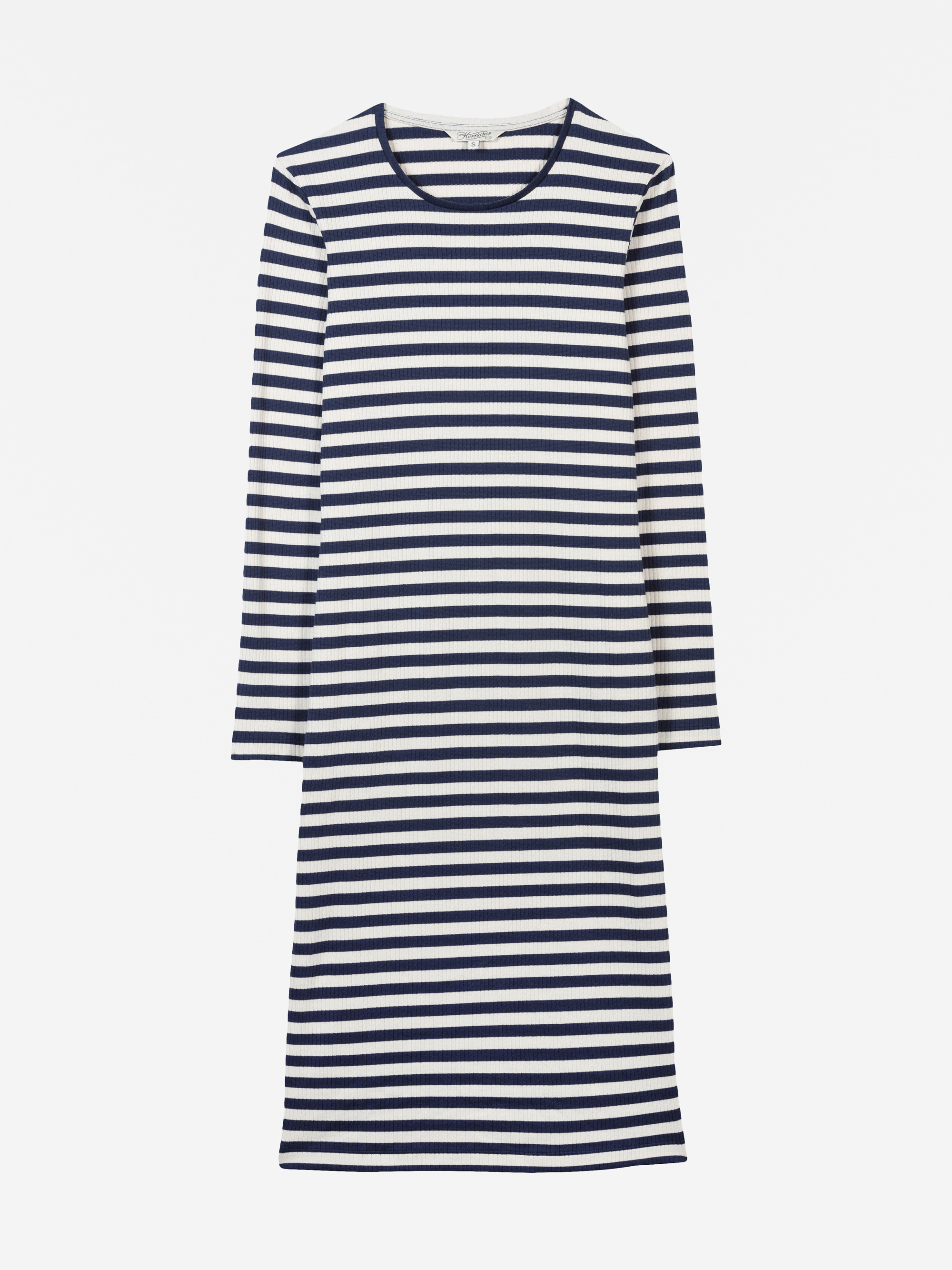 Ein langärmeliges, knielanges Kleid mit horizontalen marineblauen und weißen Streifen auf weißem Grund.
