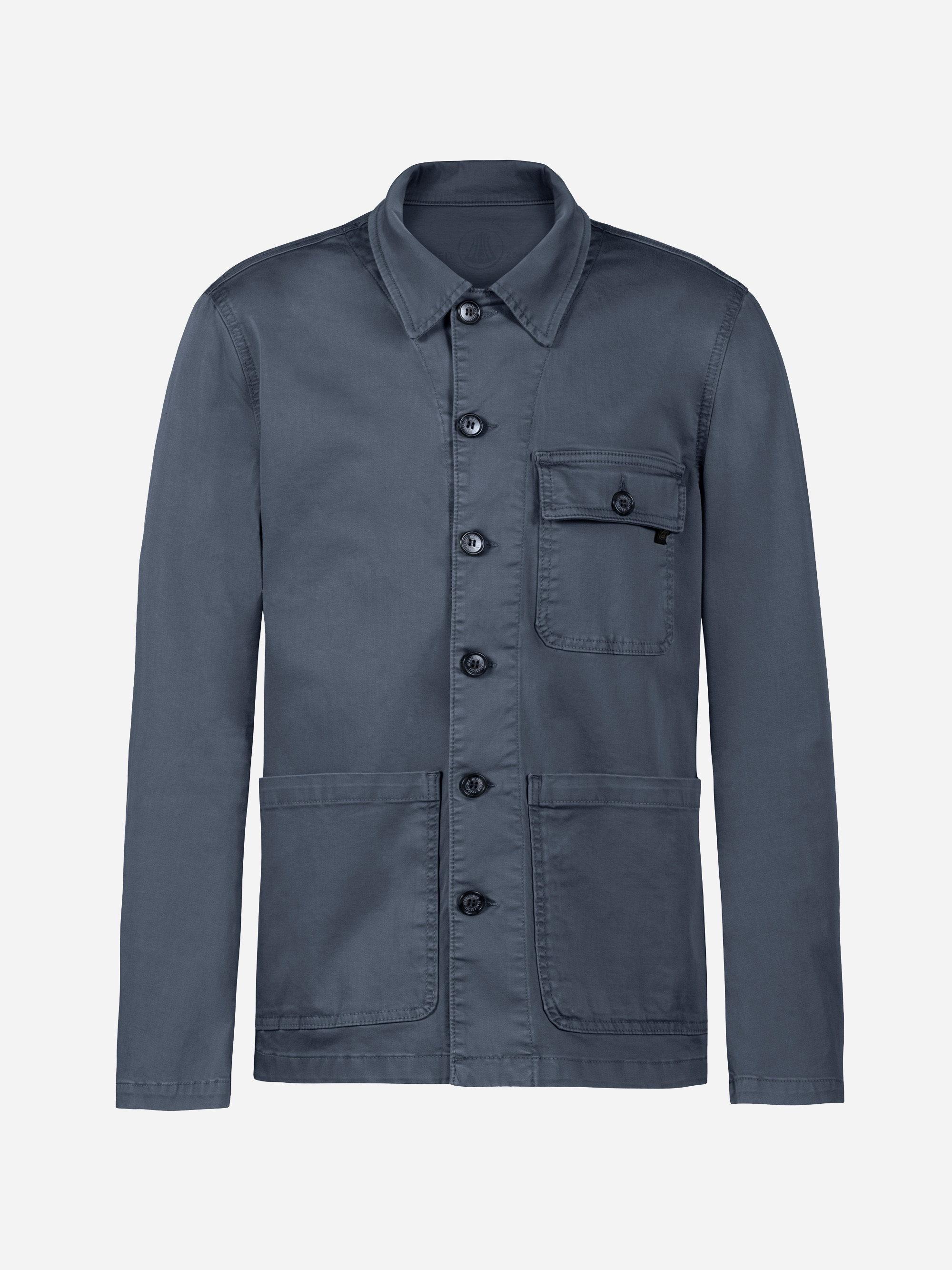 Eine blaue, langärmelige, geknöpfte Choreojacke mit Kragen, drei Vordertaschen - zwei unten und eine oben links mit Klappe und Knopf - auf einfarbigem weißem Hintergrund.