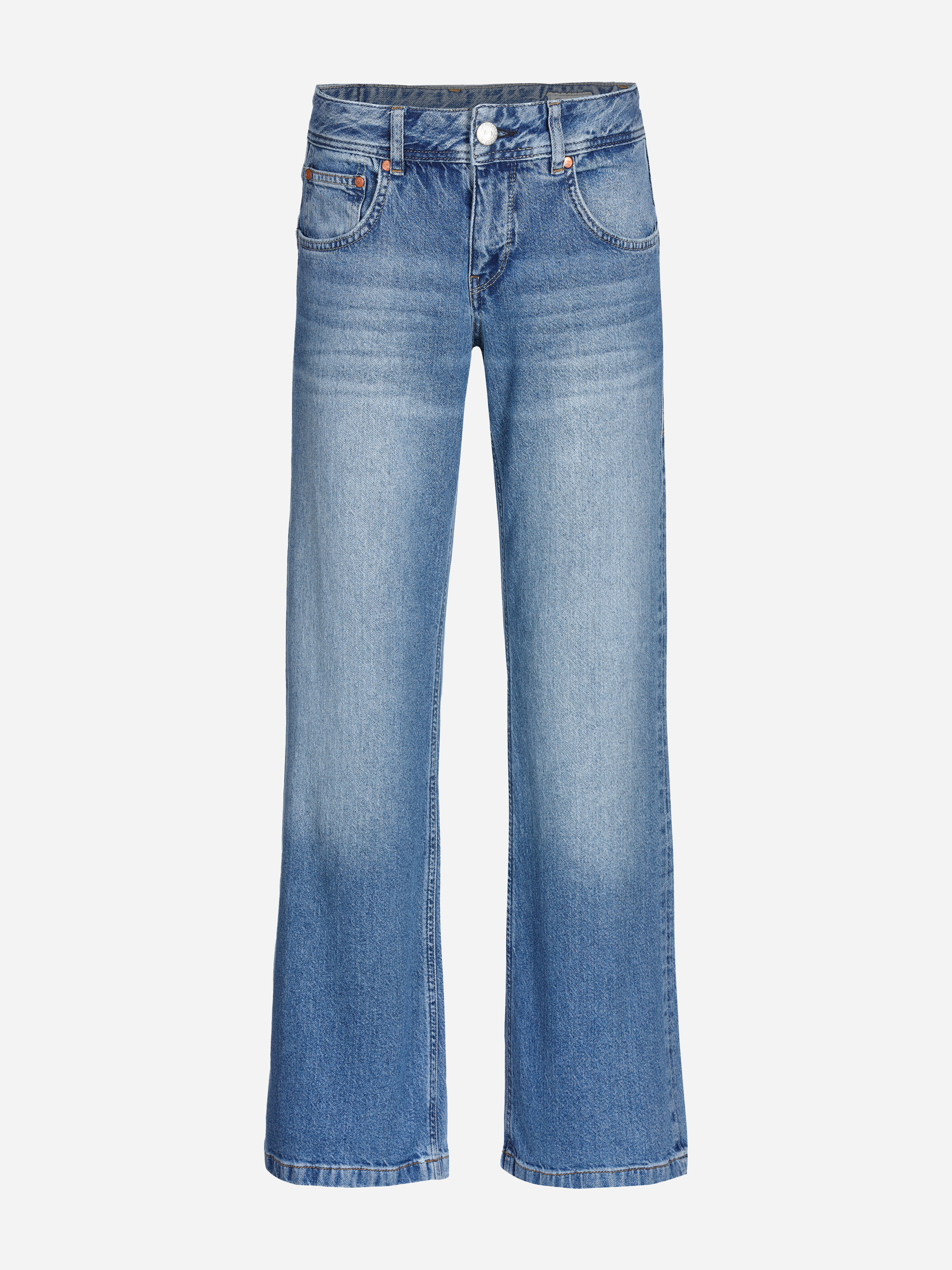 Ein Paar blaue Jeans mit geradem Bein, verblichener Waschung, fünf Taschen, Gürtelschlaufen und Knopfleiste auf weißem Hintergrund.