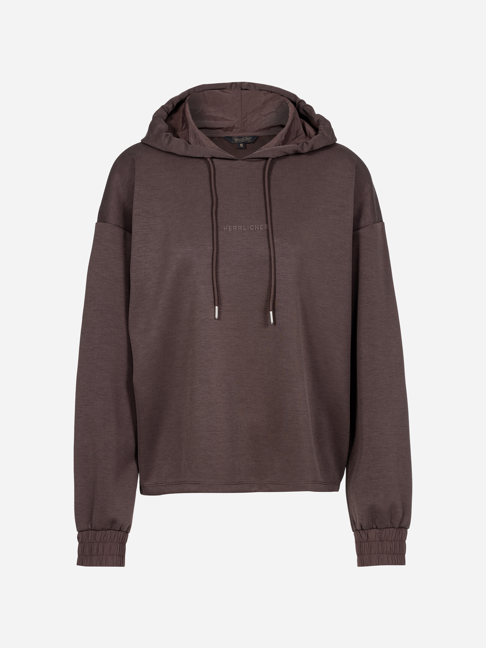 Ein braunes Kapuzensweatshirt mit langen Ärmeln, elastischen Bündchen und einer Kapuze mit Kordelzug. Das Sweatshirt hat einen dezenten Text auf der Brust und ist auf einem schlichten weißen Hintergrund abgebildet.